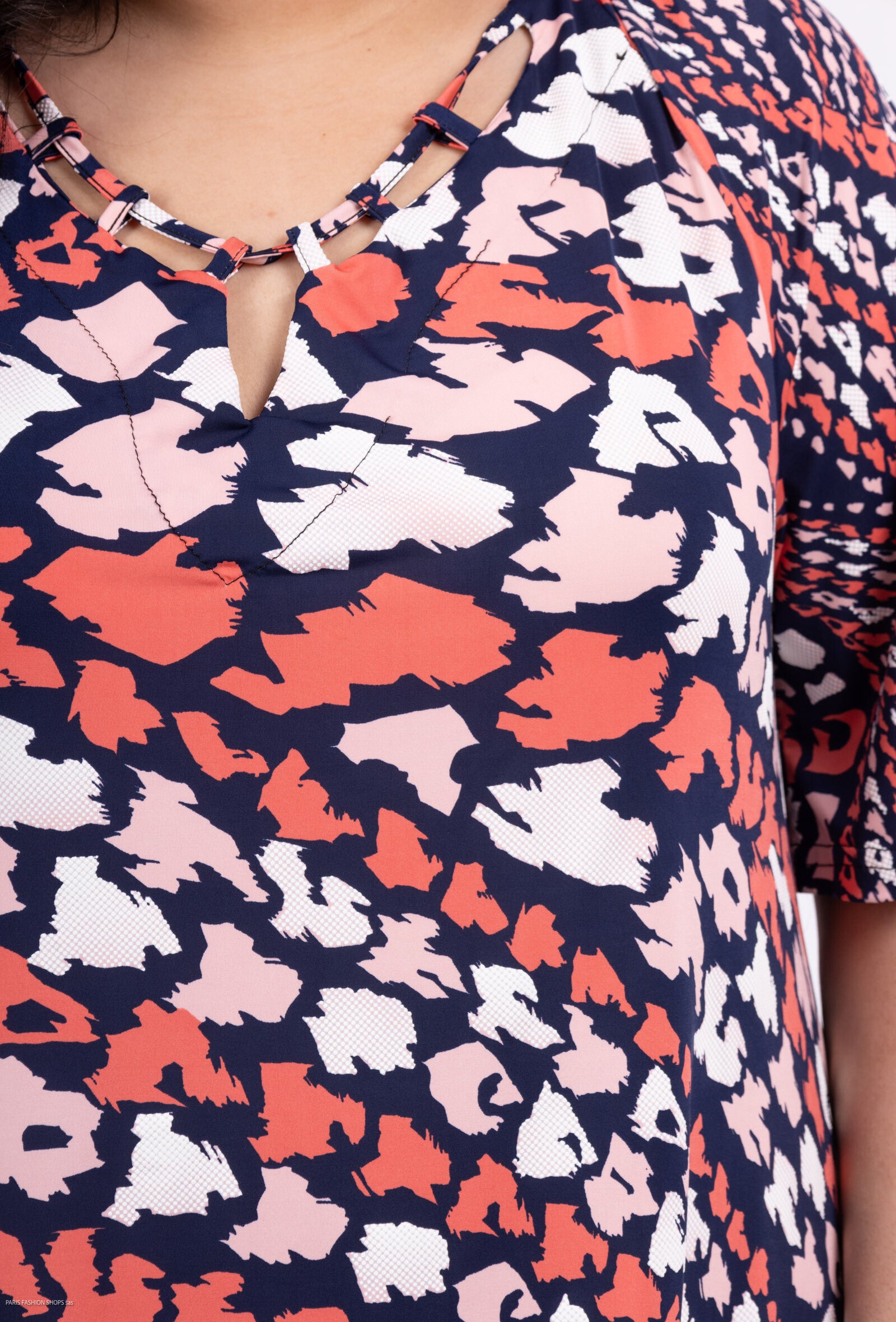 Öppen krage blus i stora storlekar för sommaren | Plus Size
