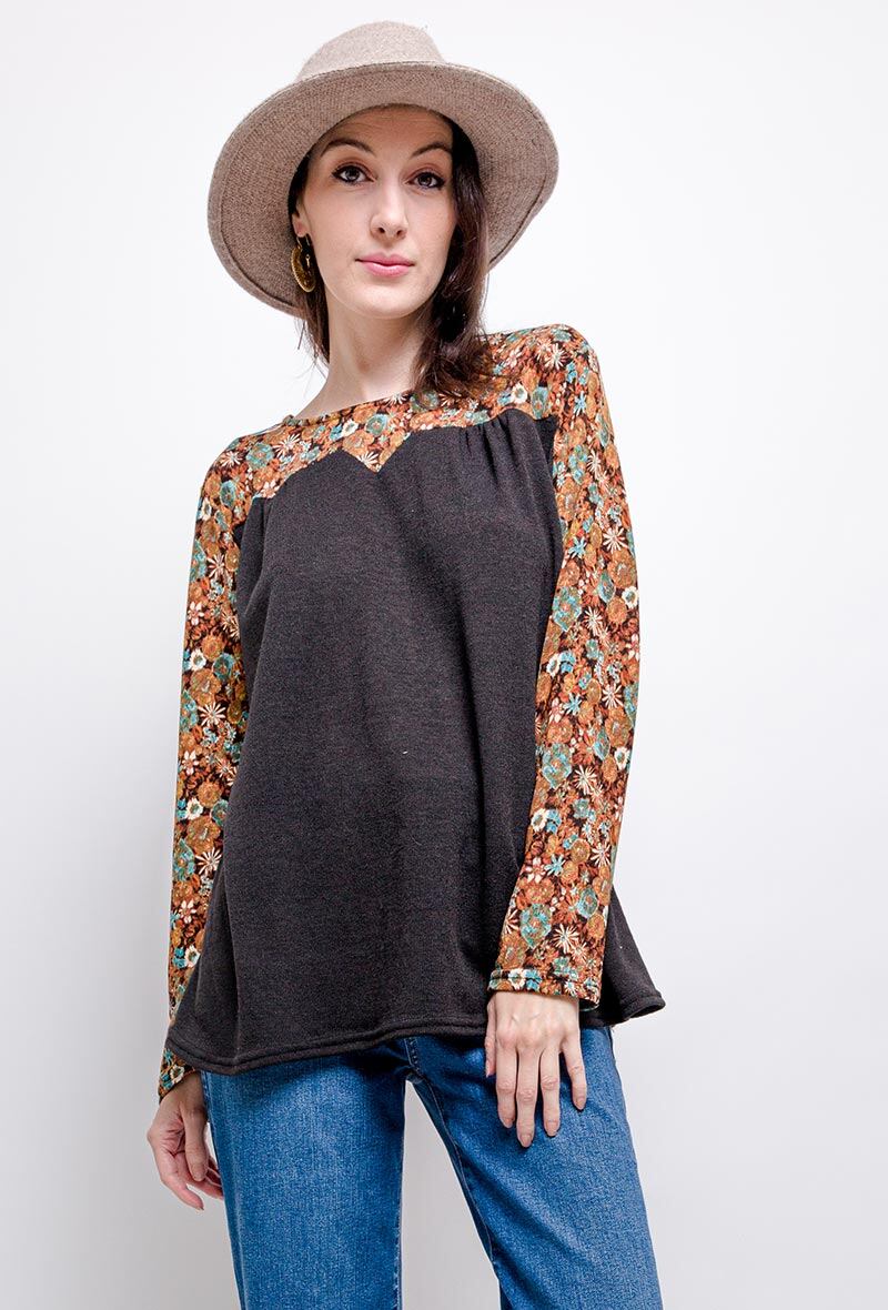 Blus med tryckta blommor i Stor Storlek