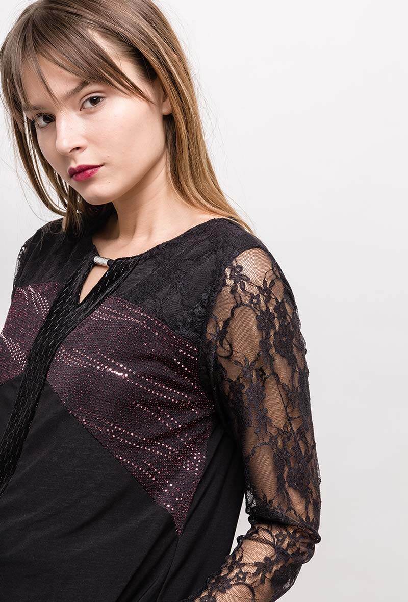 Skjorta i glansigt material med spets i Plus Size