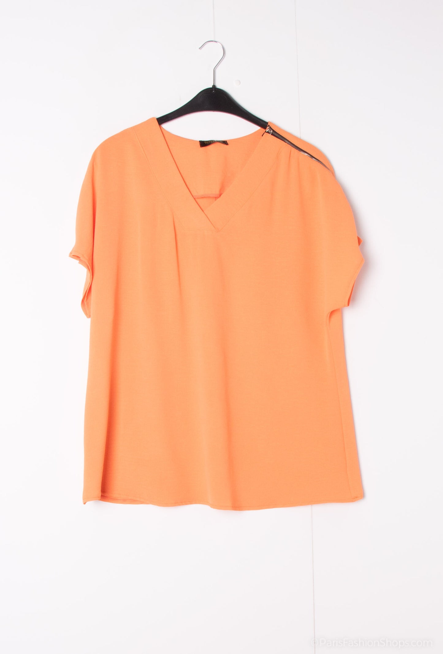 Plus Size Blouse there is zips on shoulder