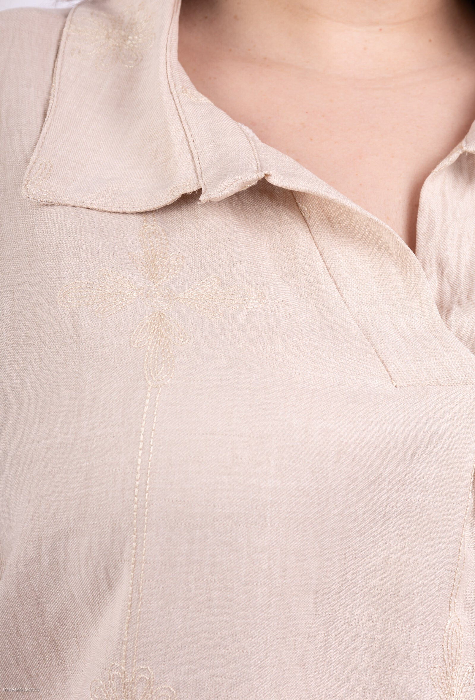 Blus med broderade tyger som linne för sommaren i plus size