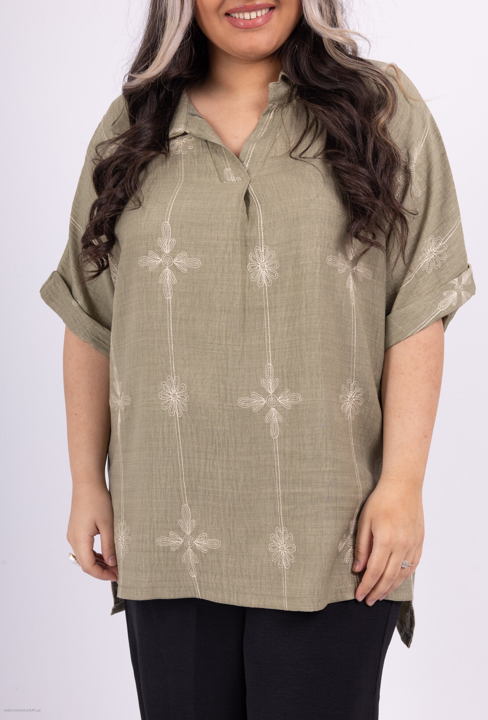 Blus med broderade tyger som linne för sommaren i plus size