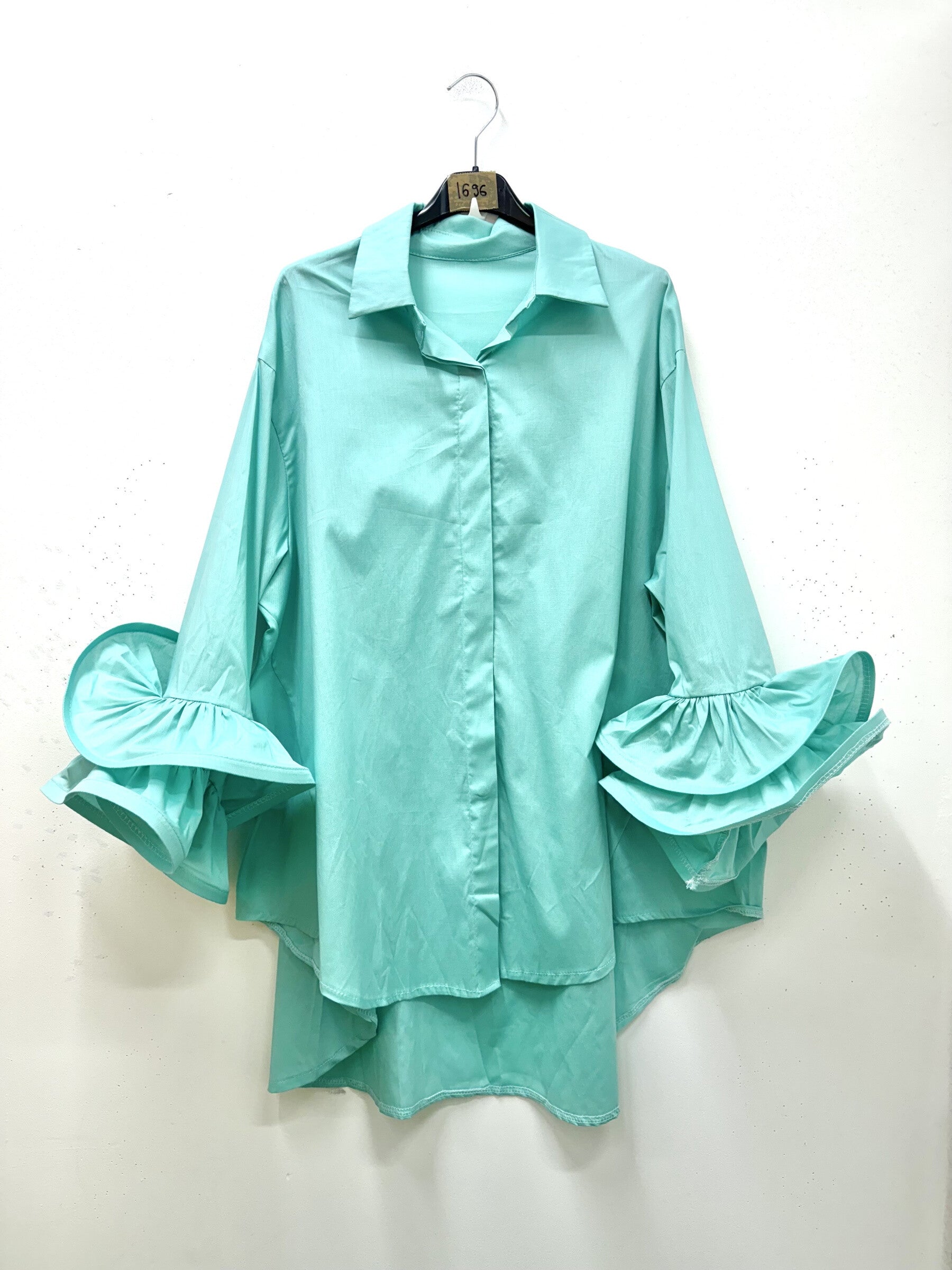 Poplin cotton shirt with puffed sleeves i Stor Storlek