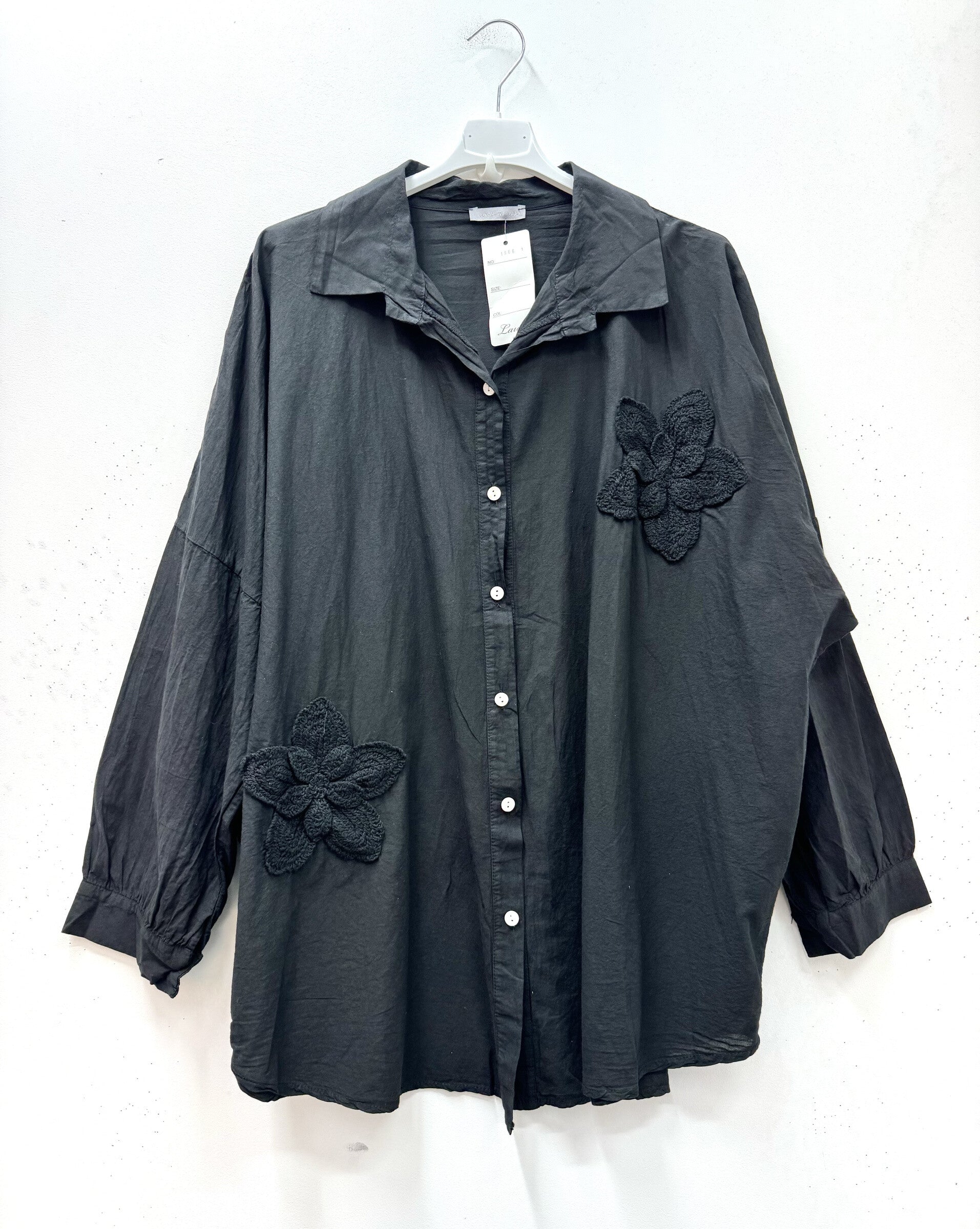 Cotton blouse/shirt with two big embroidered flowers i Stor Storlek