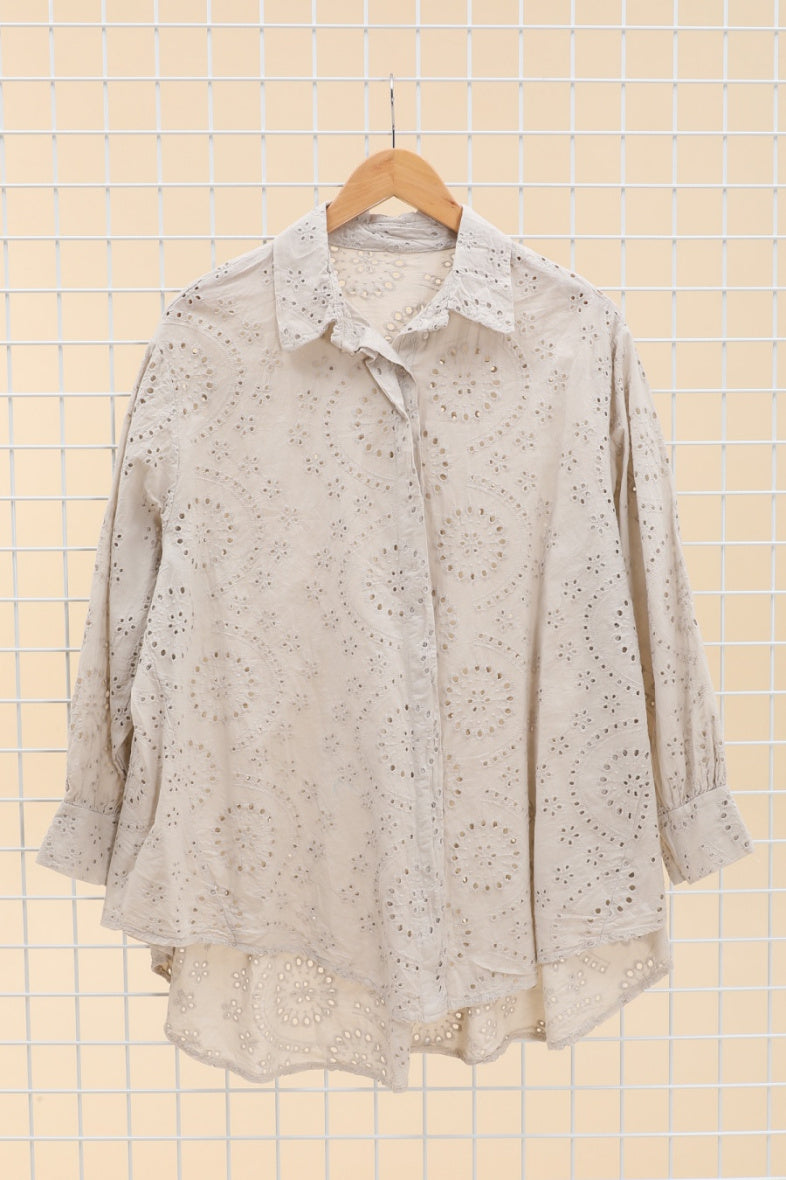 Cotton shirt in full english embroidery i Stor Storlek
