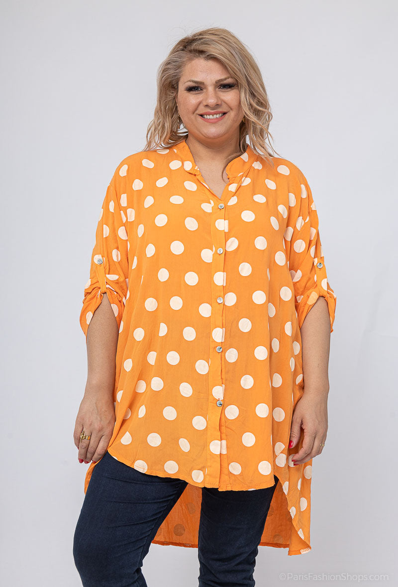Polka dot long shirt with asymmetrical length i Stor Storlek
