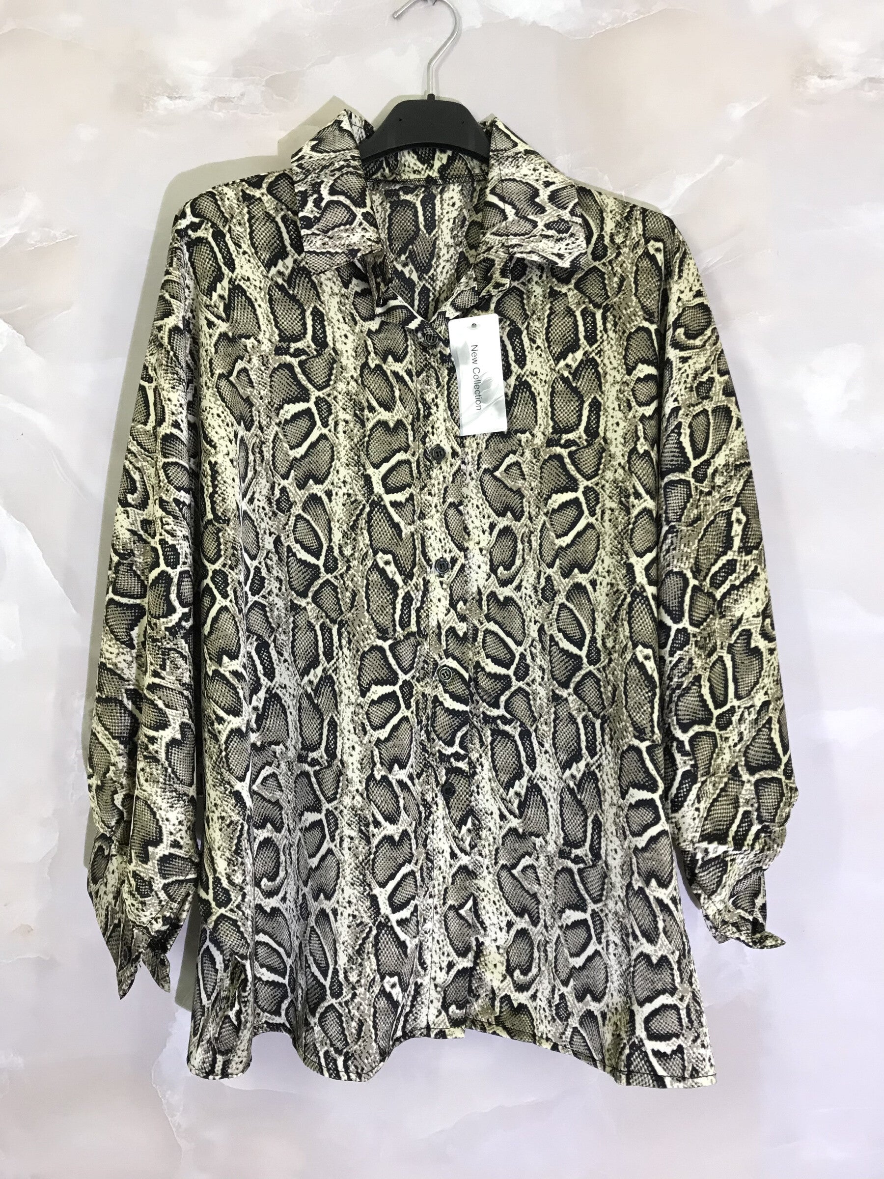 Léopard / python printed satin shirt i Stor Storlek