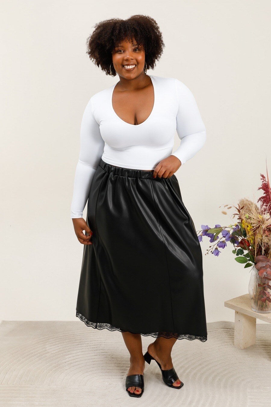 Plus size faux leather skirt med spetsapplikation och utsvängd skärning i Stor Storlek