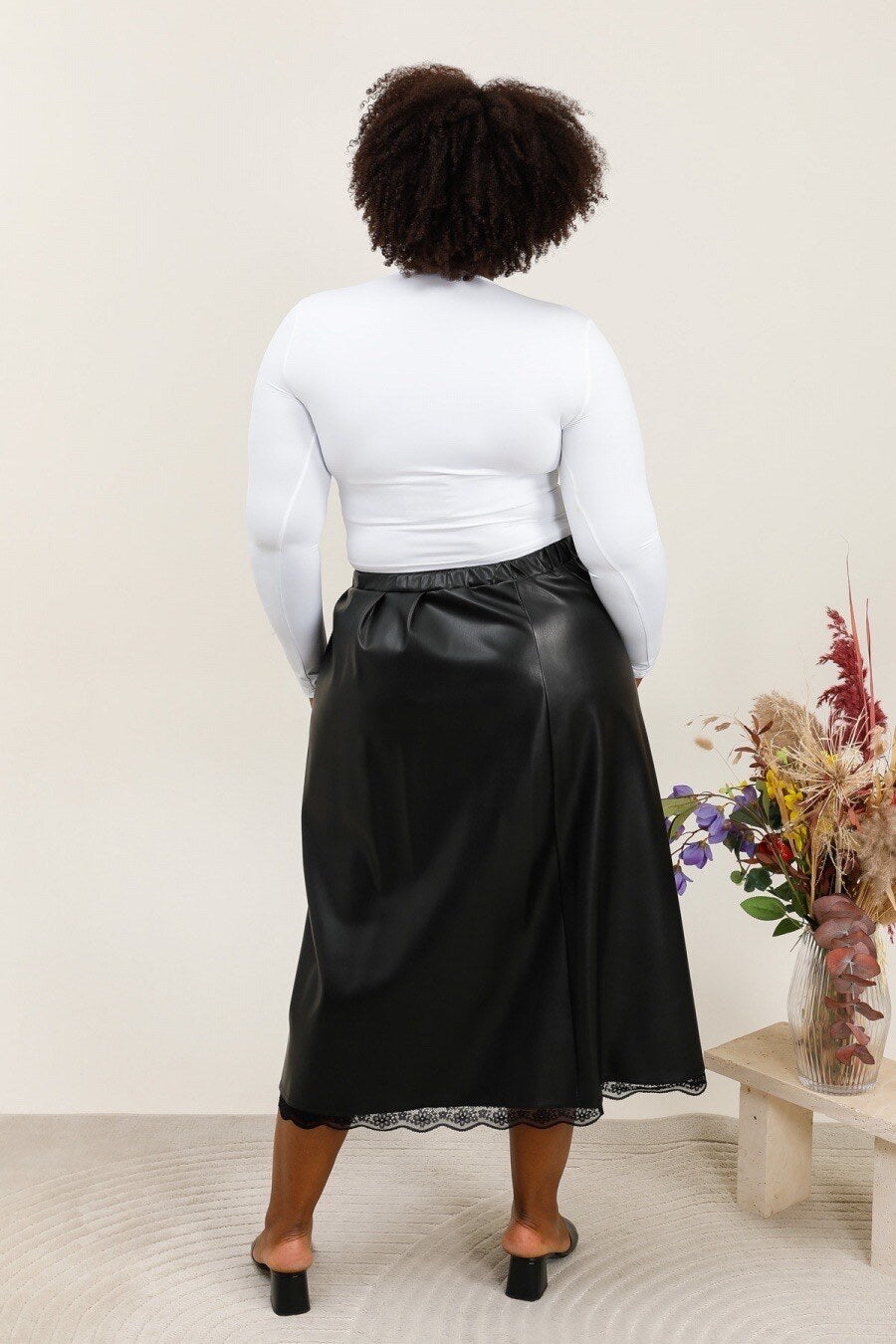 Plus size faux leather skirt med spetsapplikation och utsvängd skärning i Stor Storlek