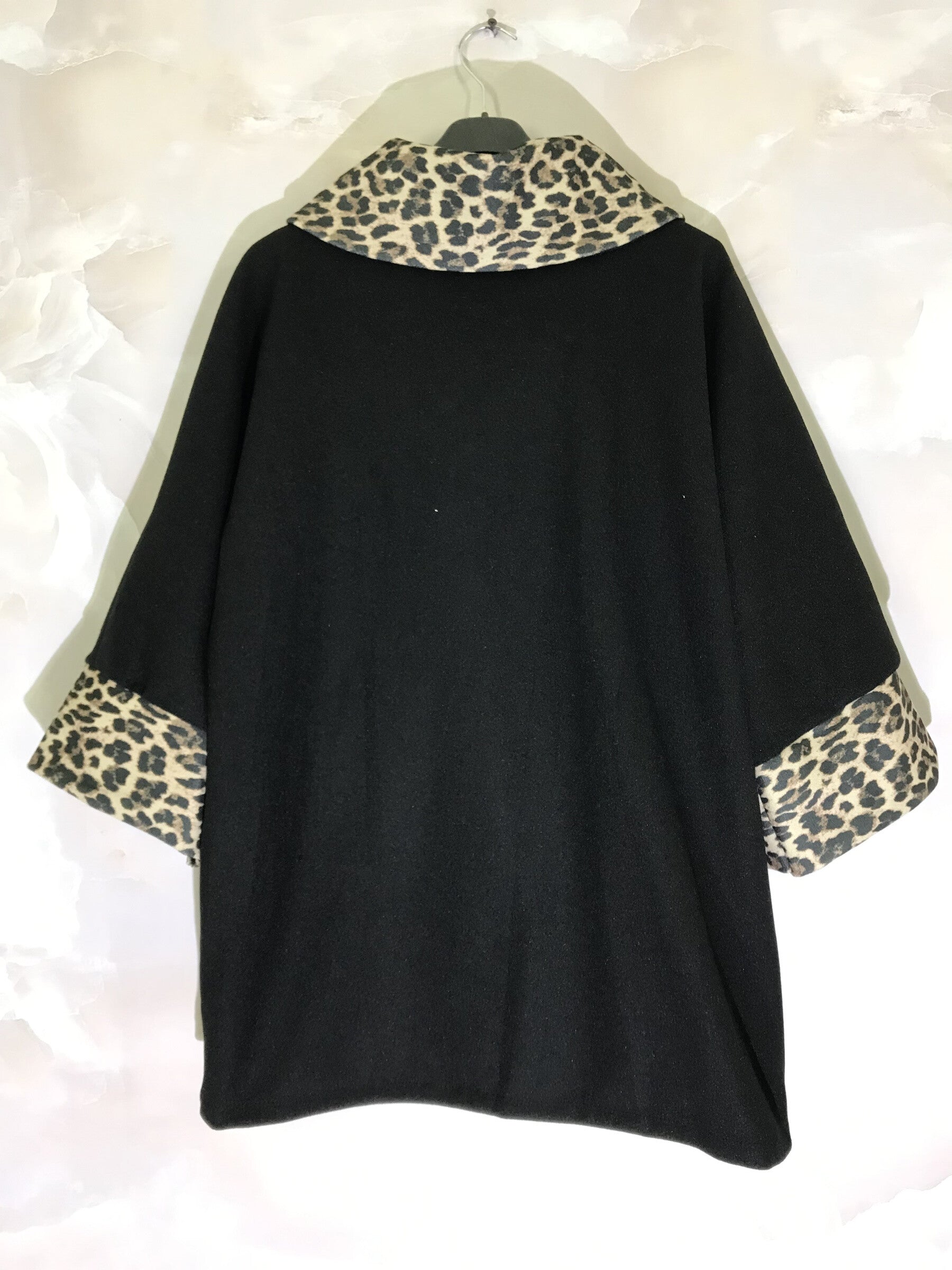 Chic plus size coat with leopard print trims i Plus Size