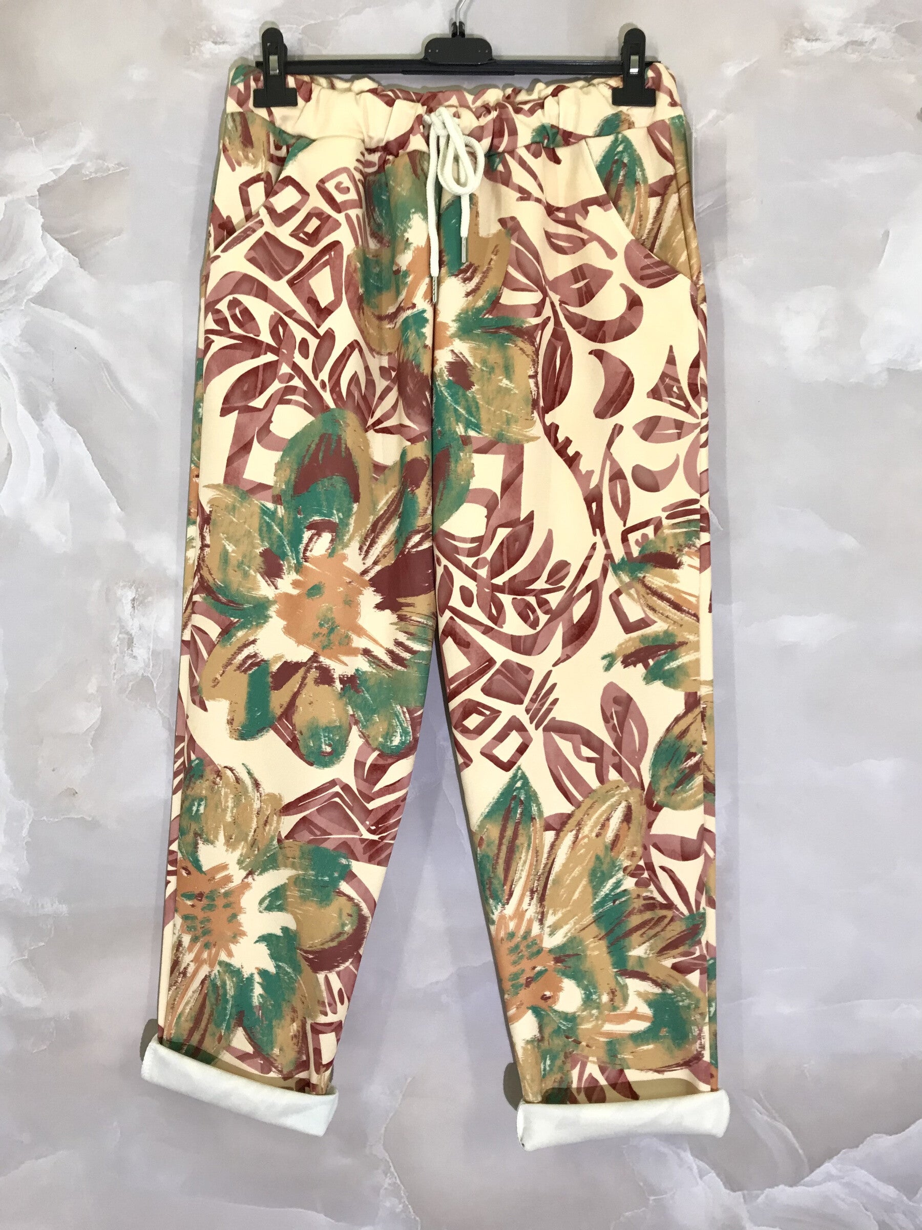 Soft colorful printed pants with drawstring and pockets i Stor Storlek