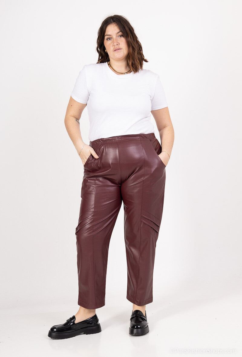 Plus Size Stretchbyxor med konstläderdetaljer