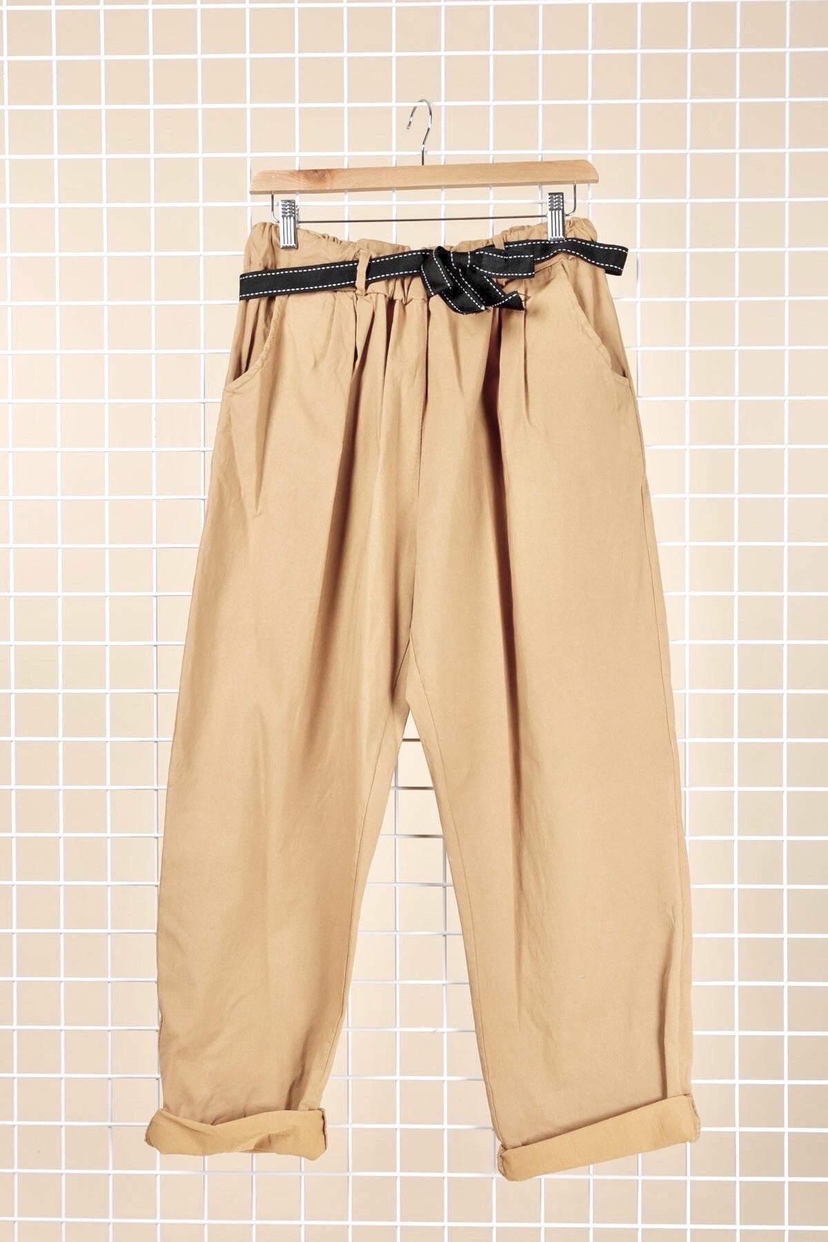 Högmidjade paper bag-effekt byxor med midjeband i Stor Storlek