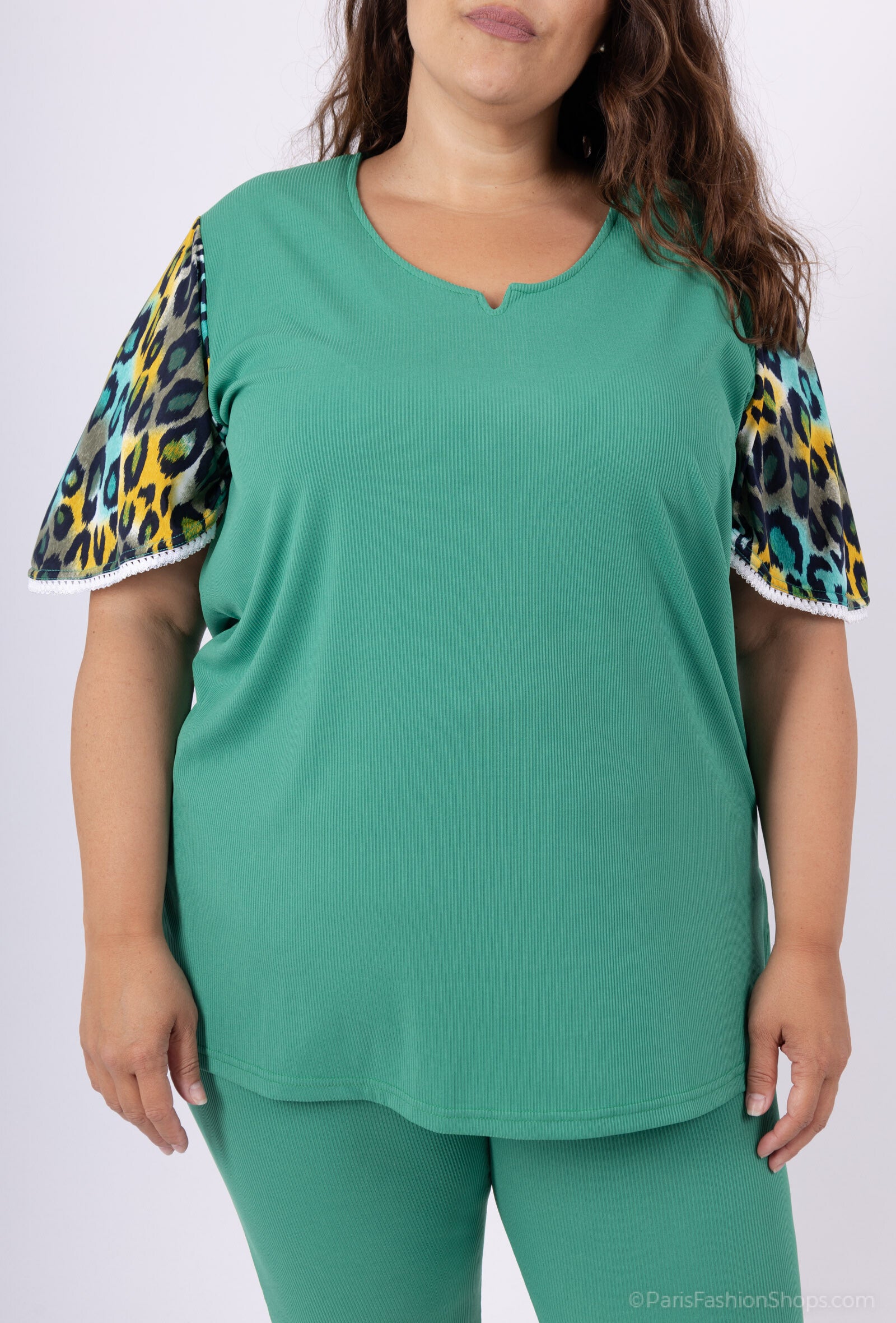 REF:H5137 Length: 82 cm. Round neck blouses with flared printed sleeves and lace i Stor Storlek