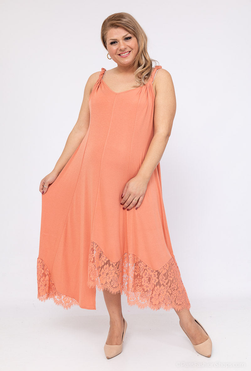 Plus Size Klänning med Tunna Remmar och Fåll i Spets