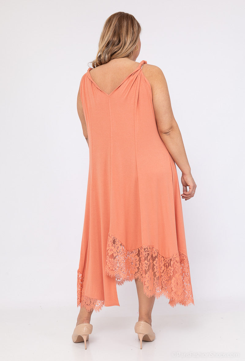 Klänning med tunna axelband i enkla veck med spets i Stor Storlek