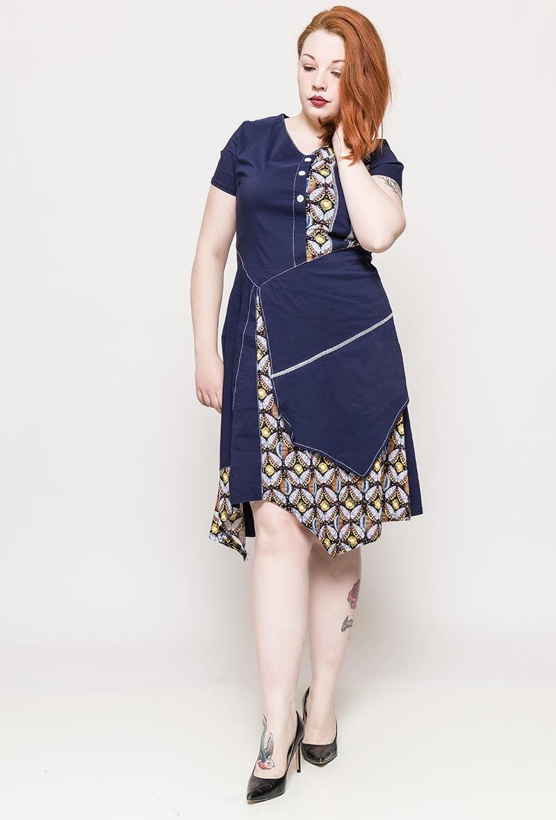 Dress with printed yoke i Stor Storlek