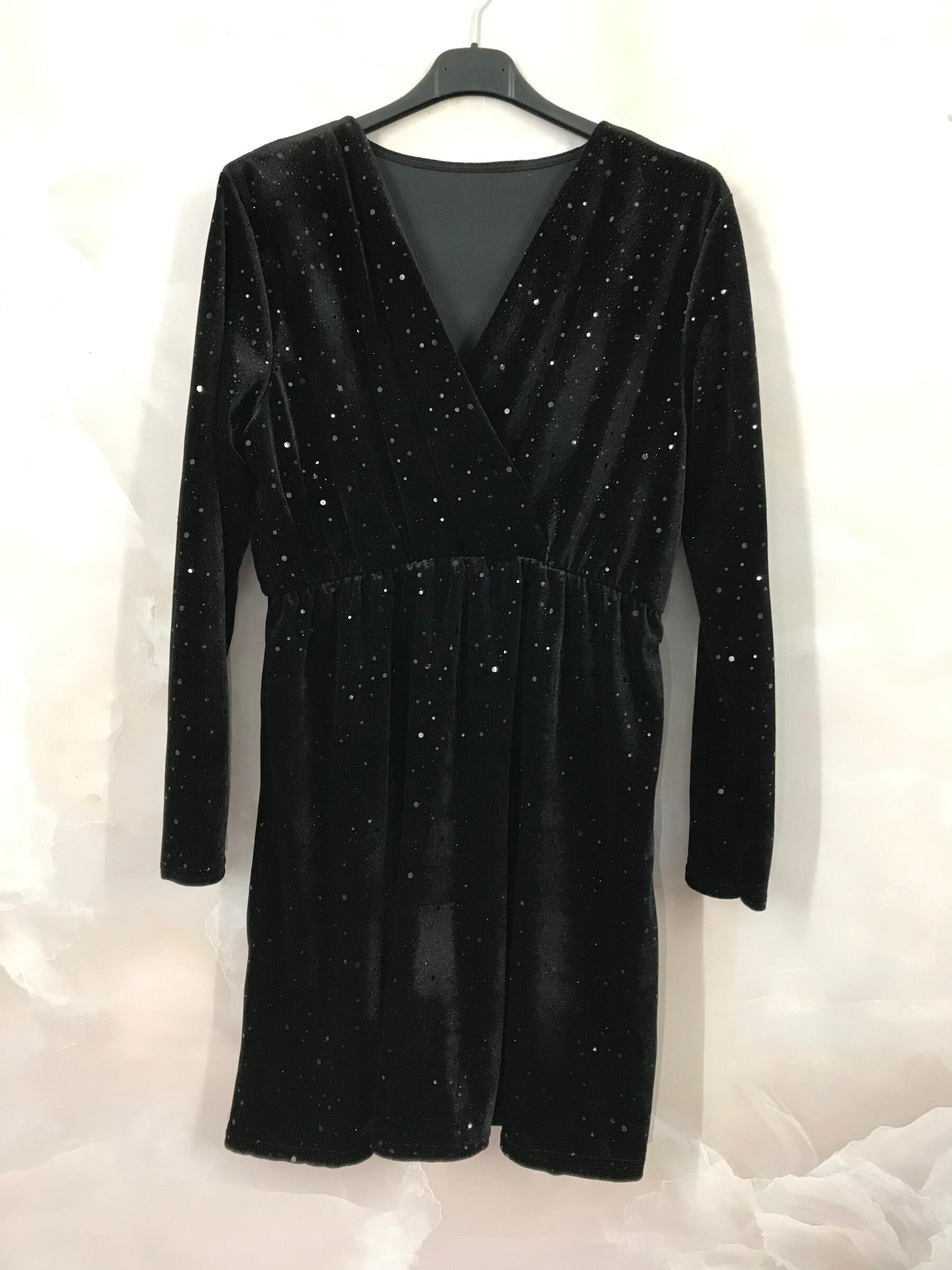 Sequined velvet wrap dress i Stor Storlek