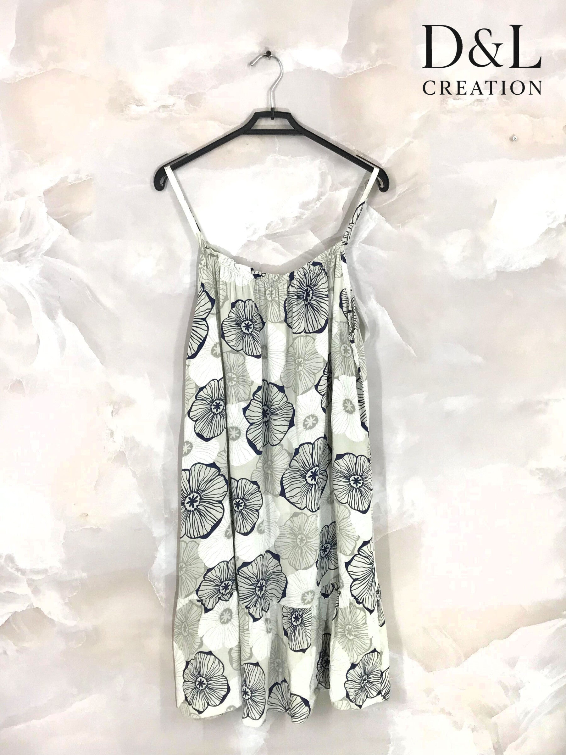 Short printed dress with thin straps sizes 38 to 48 i Stor Storlek