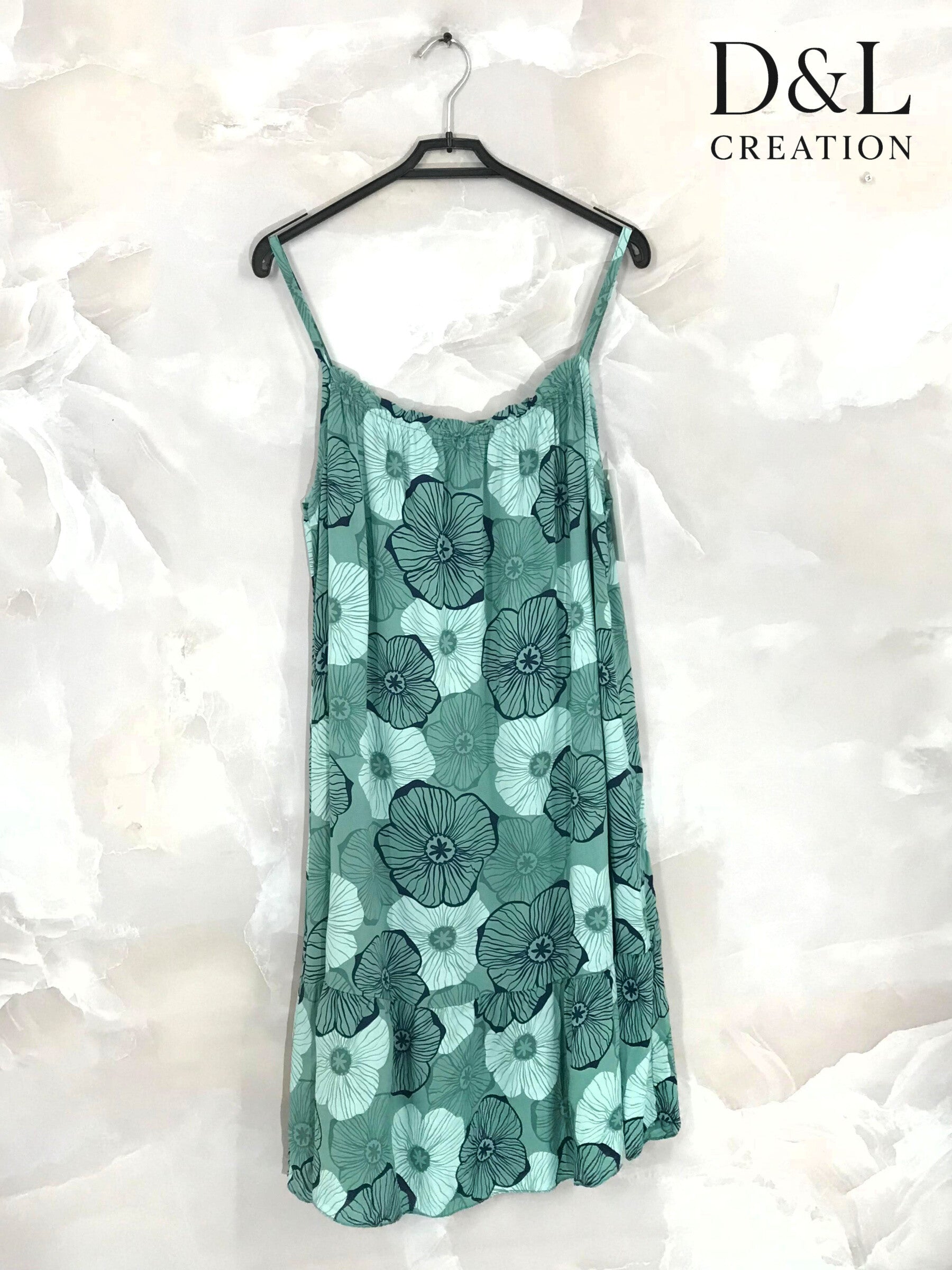 Short printed dress with thin straps sizes 38 to 48 i Stor Storlek