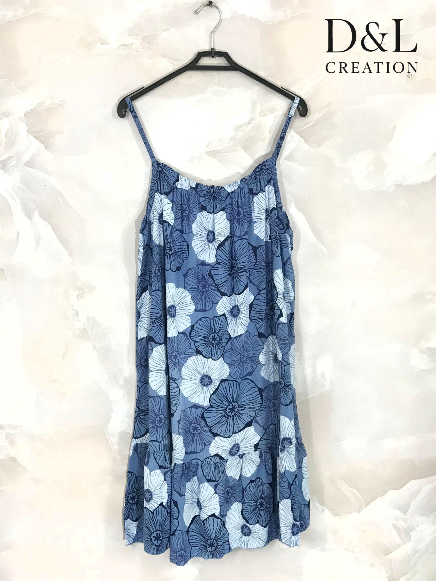 Short printed dress with thin straps sizes 38 to 48 i Stor Storlek