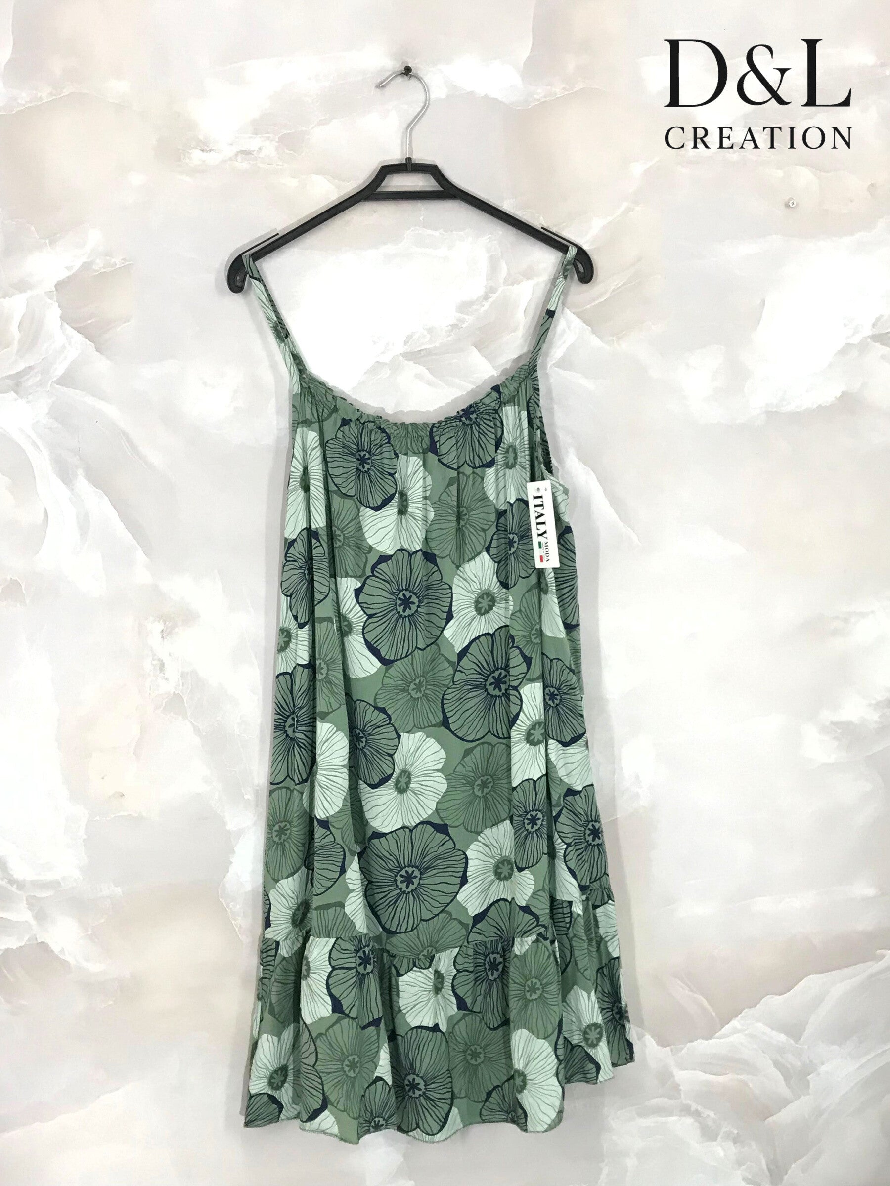 Kort mönstrad klänning med tunna axelremmar i storlek 38 till 48 i Stor Storlek