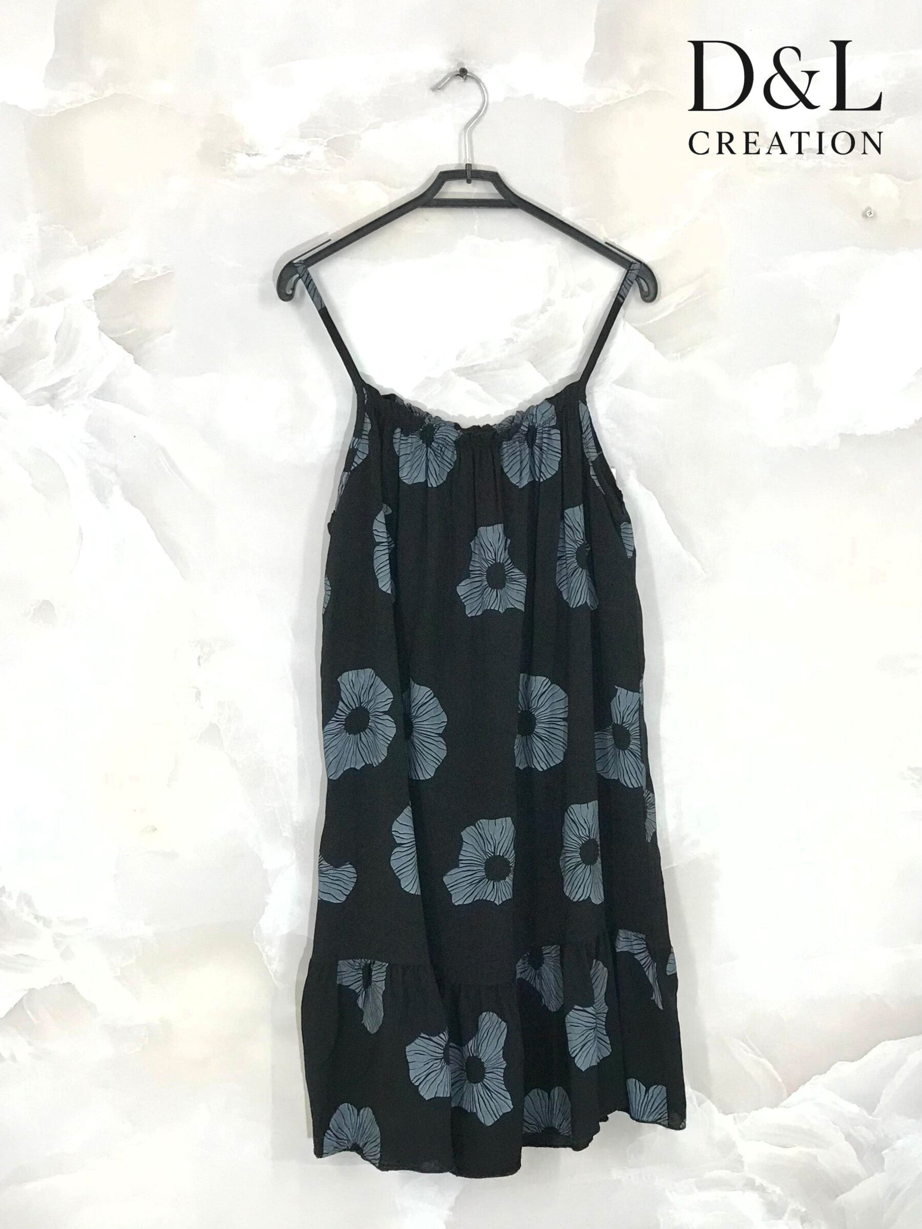 Kort mönstrad klänning med tunna axelremmar i storlek 38 till 48 i Stor Storlek