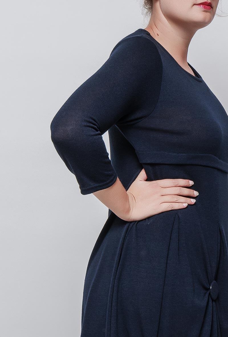 Fancy dress with buttons i Stor Storlek