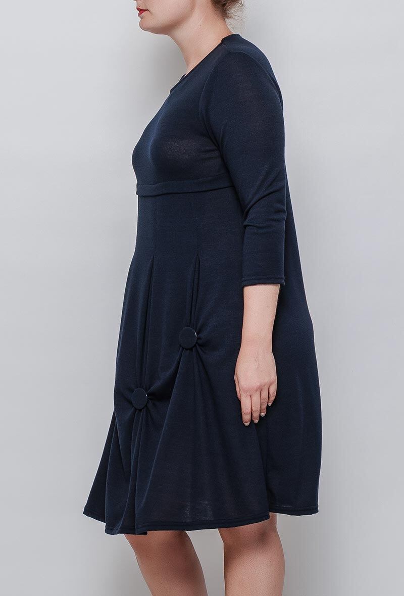 Fancy dress with buttons i Stor Storlek