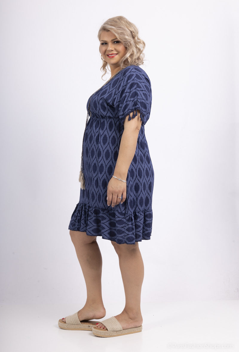 Kort tryckt klänning med broderi och pompom i Plus Size