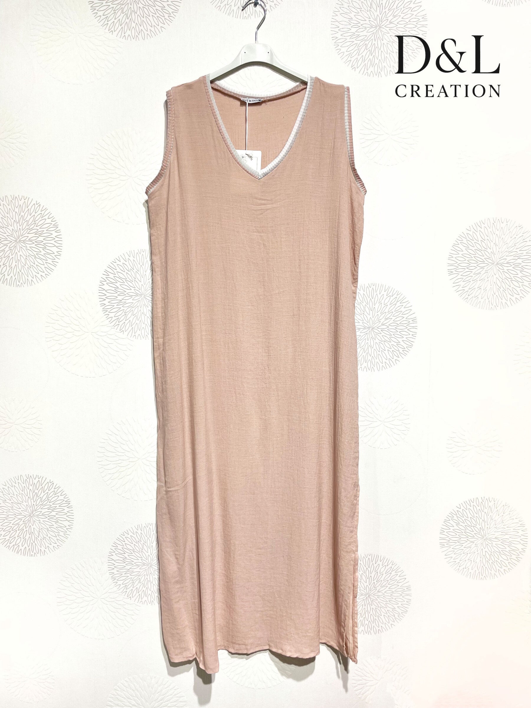 Lång ärmlös klänning med V-hals i storlek 38 till 52+