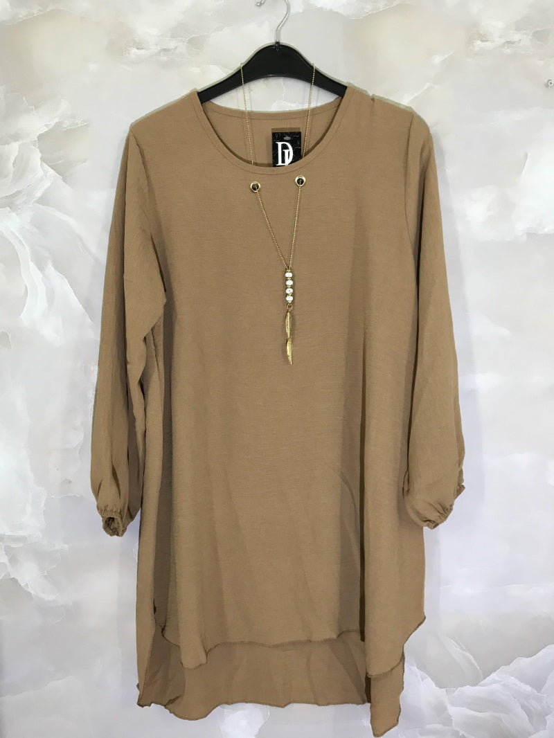 Långärmad klänning med halsband i Stor Storlek