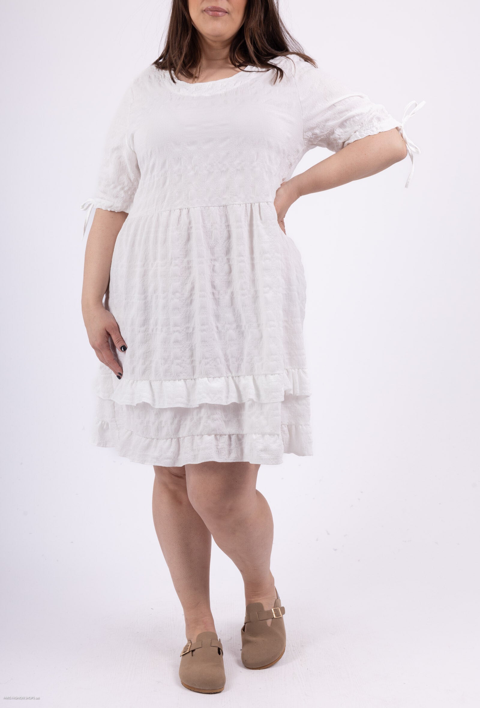 Klänning i kortärmad bubbeltyg med stort knyt i plus size