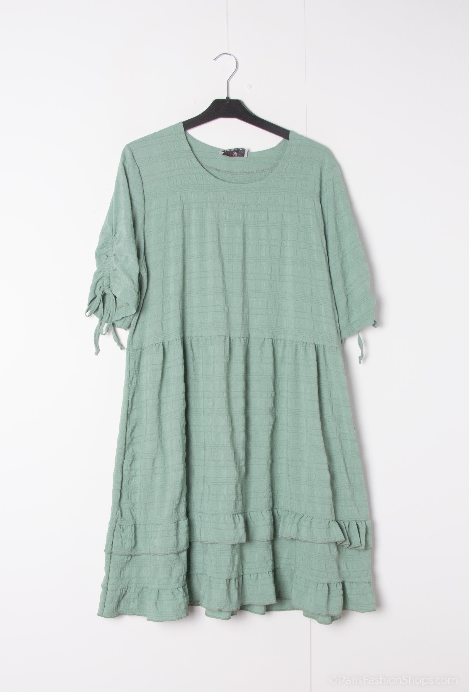 Klänning i kortärmad bubbeltyg med stort knyt i plus size