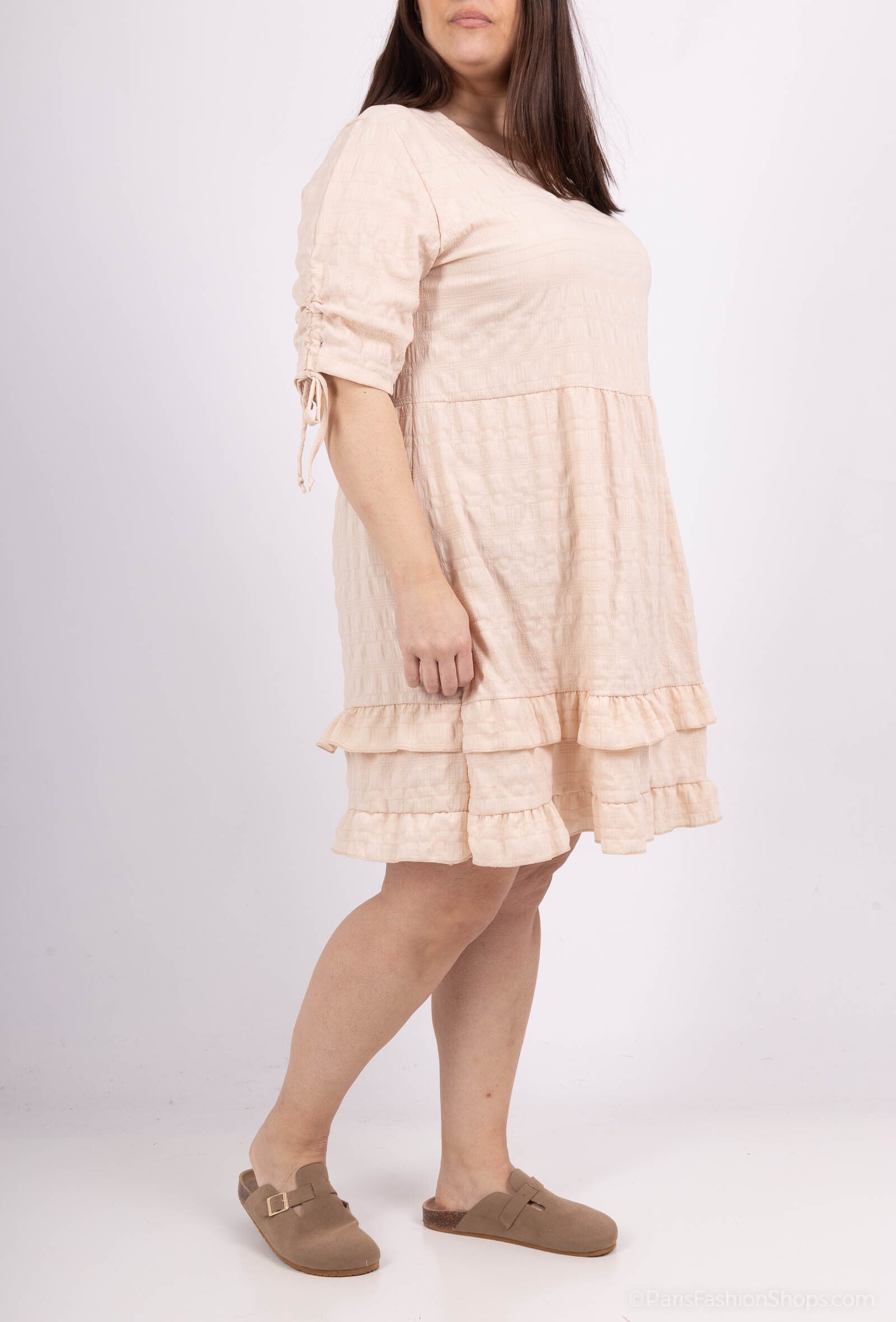 Klänning i kortärmad bubbeltyg med stort knyt i plus size