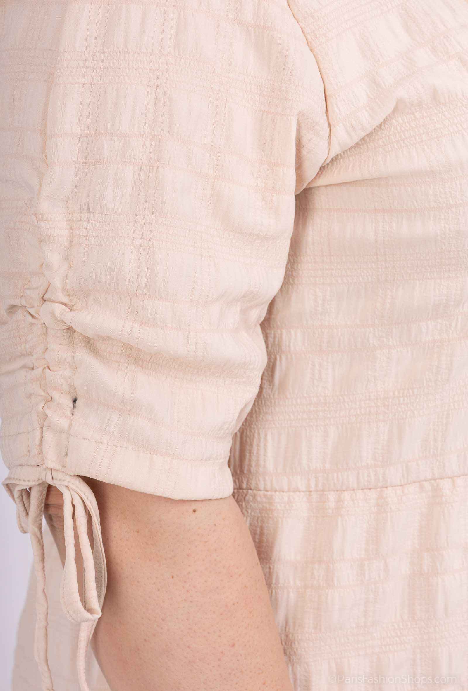 Klänning i kortärmad bubbeltyg med stort knyt i plus size