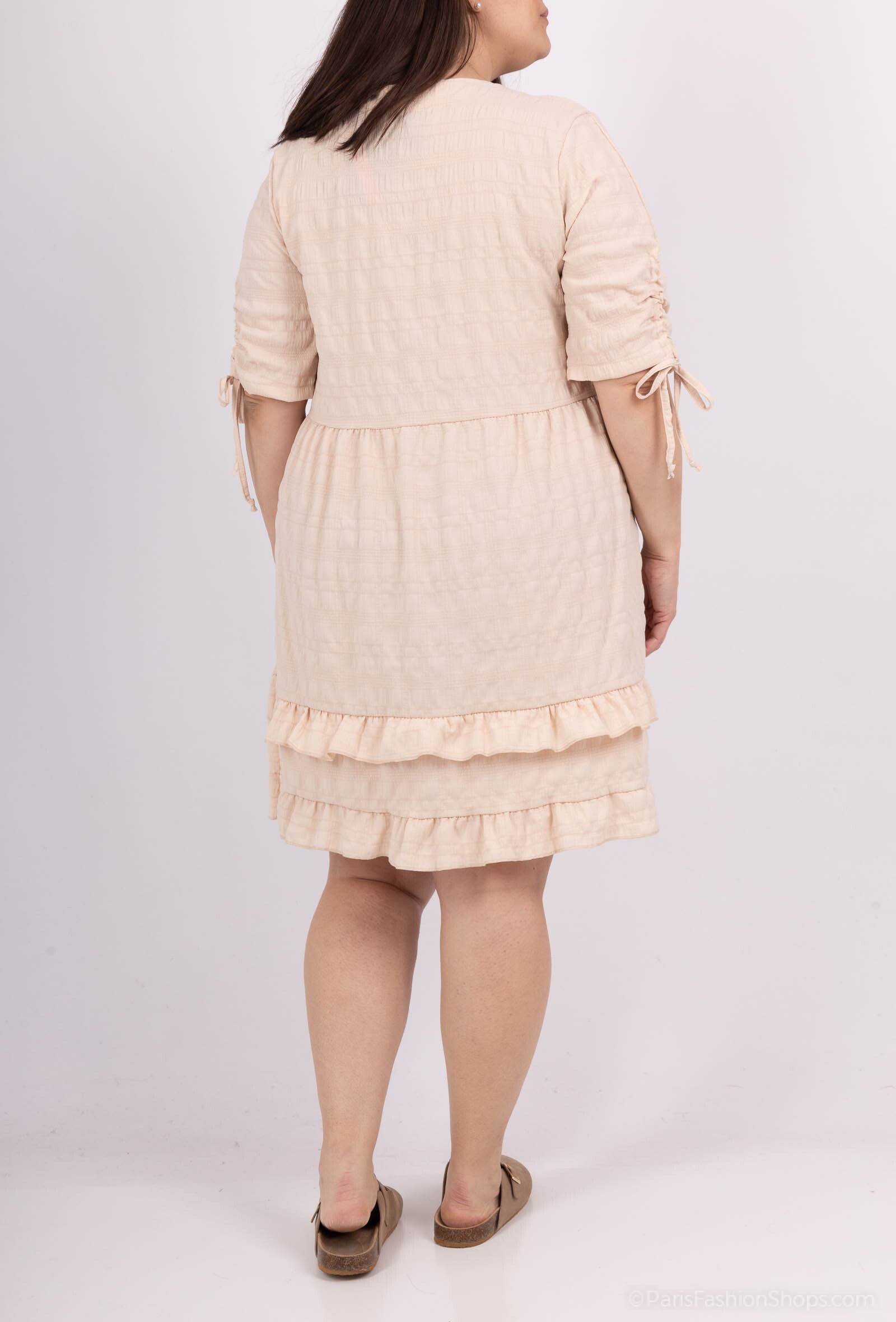 Klänning i kortärmad bubbeltyg med stort knyt i plus size