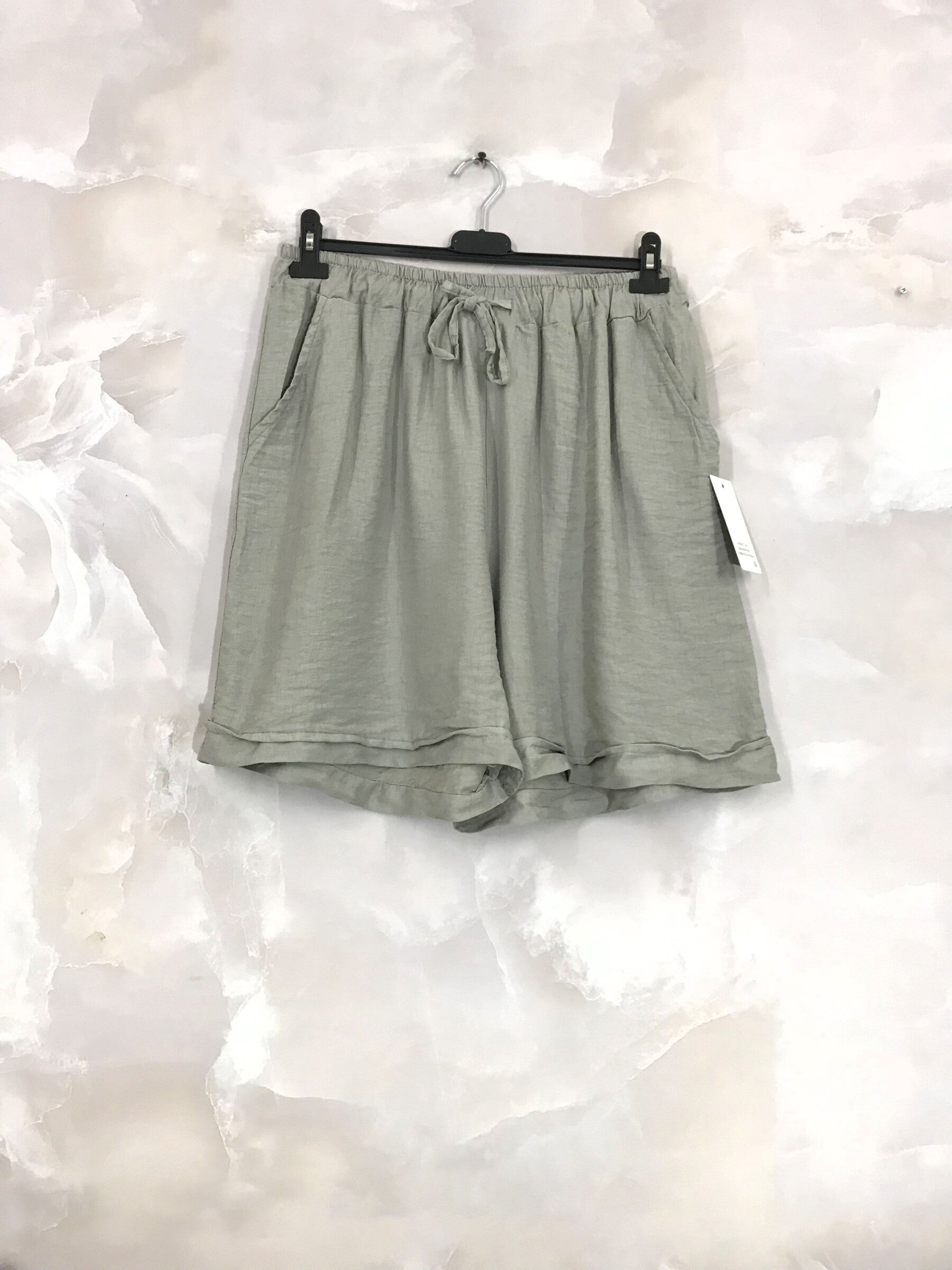 Flexible and fluid shorts in T38 to T48 viscose i Stor Storlek