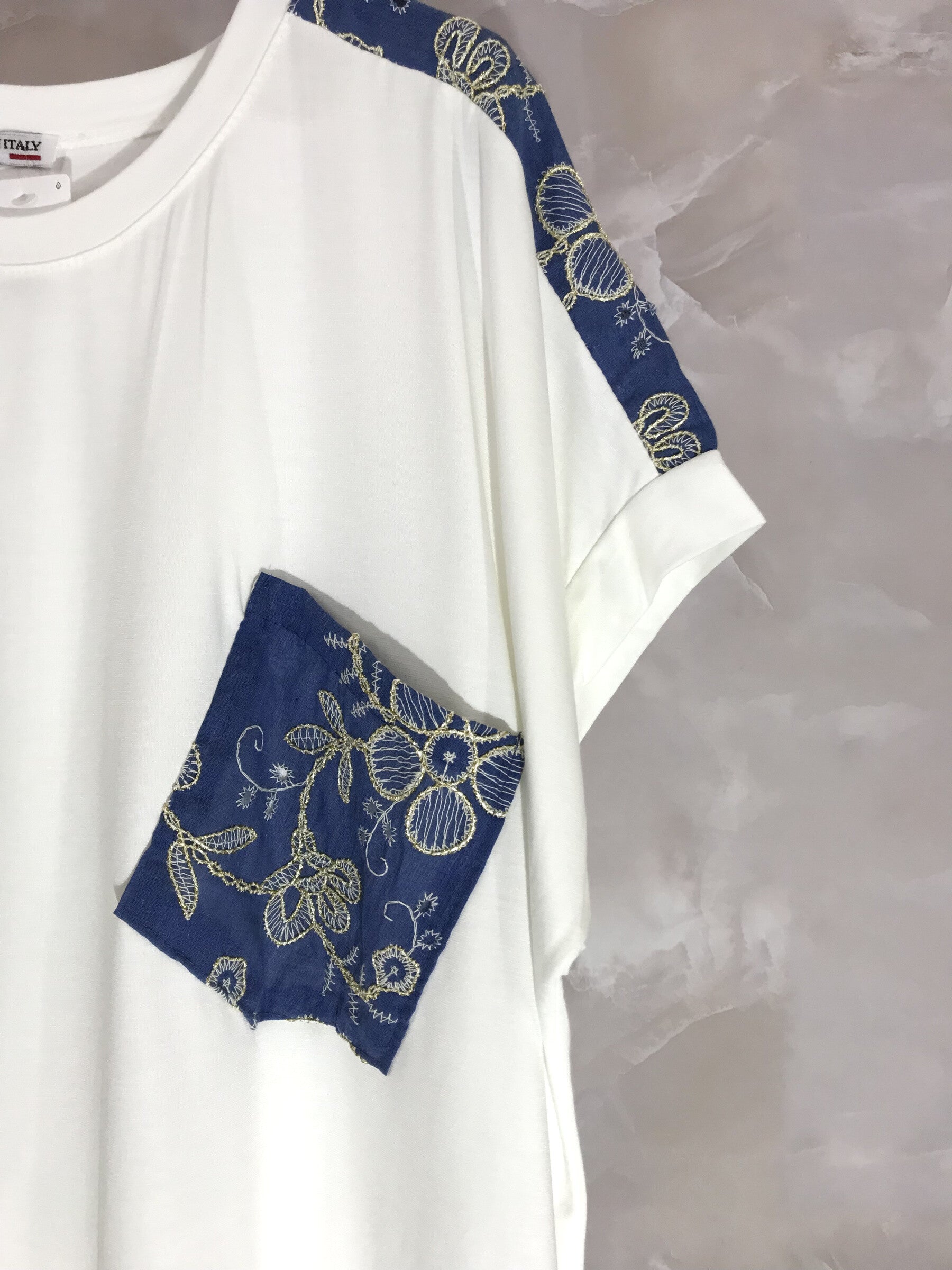 Rundhalsad T-shirt med denimmönster i plus size (T38-T50)