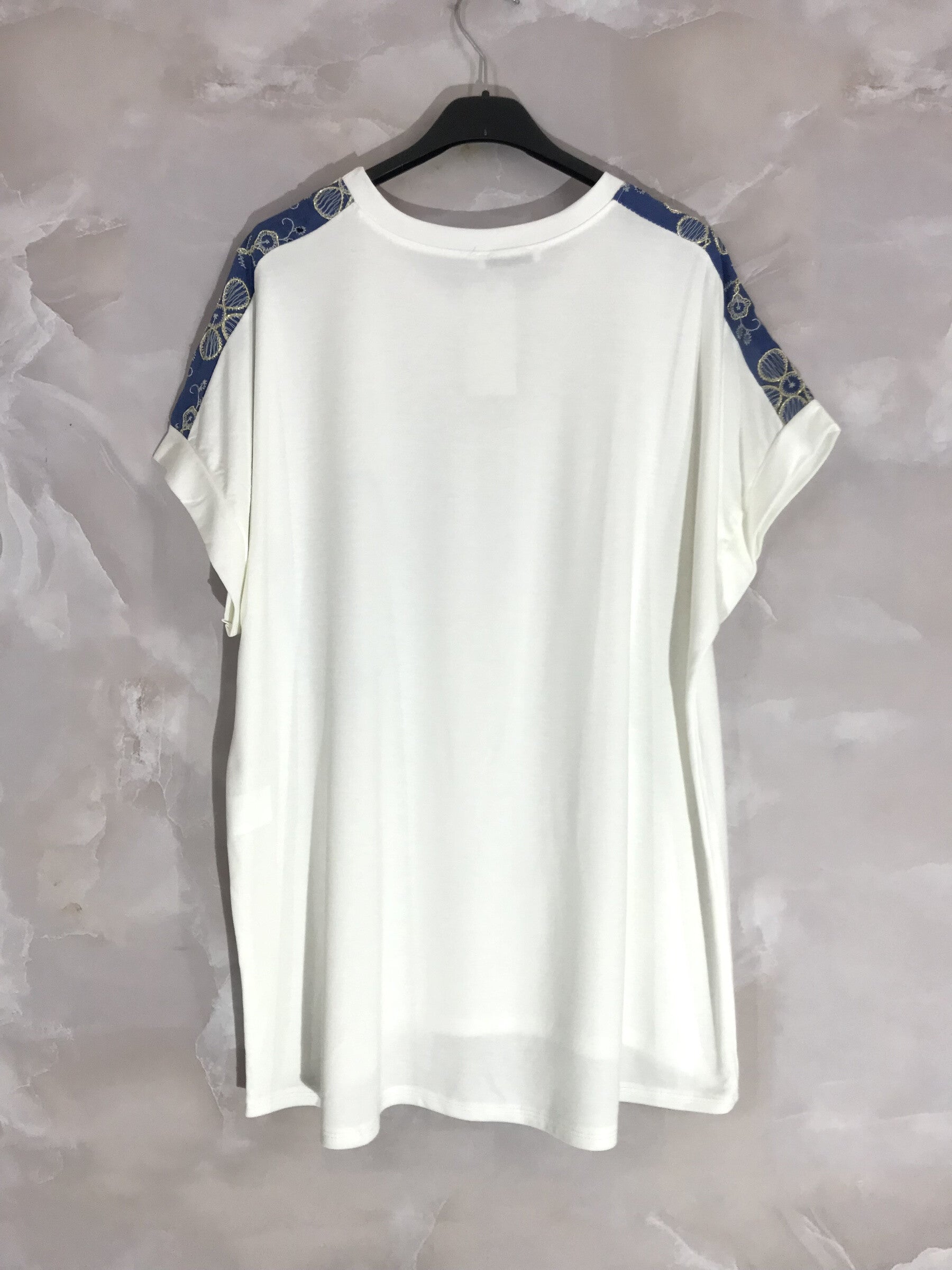 Rundhalsad T-shirt med denimmönster i plus size (T38-T50)