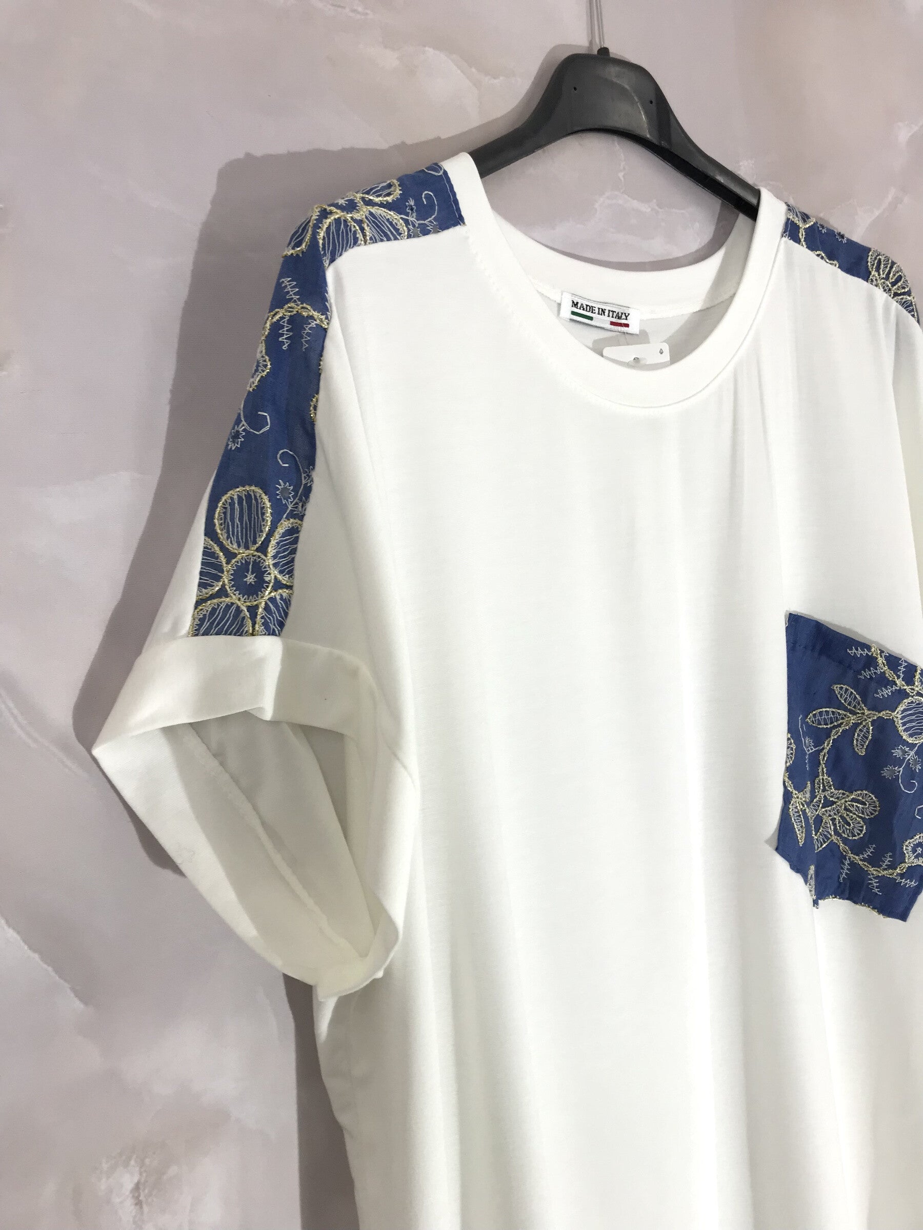 Rundhalsad T-shirt med denimmönster i plus size (T38-T50)