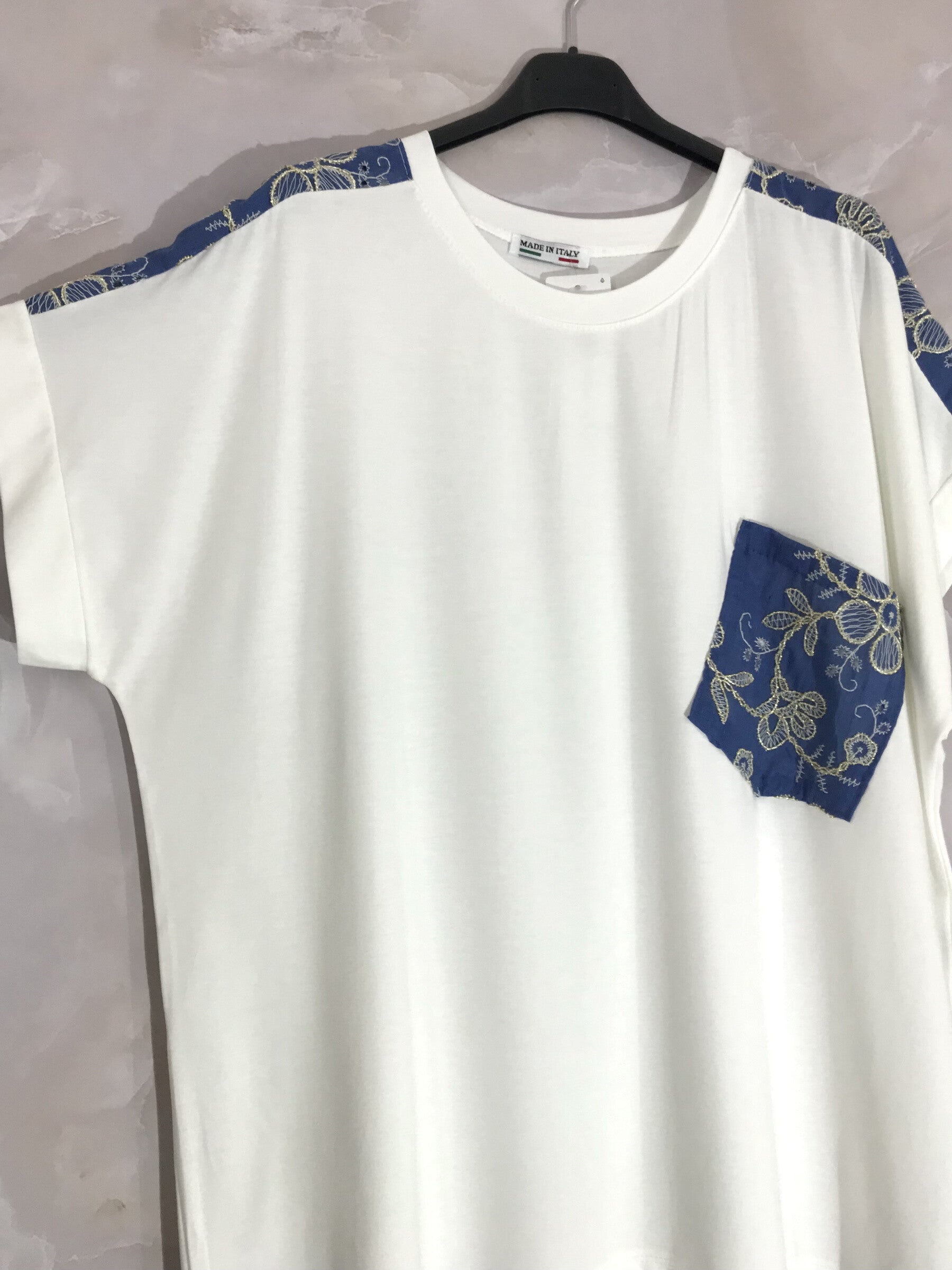 Rundhalsad T-shirt med denimmönster i plus size (T38-T50)