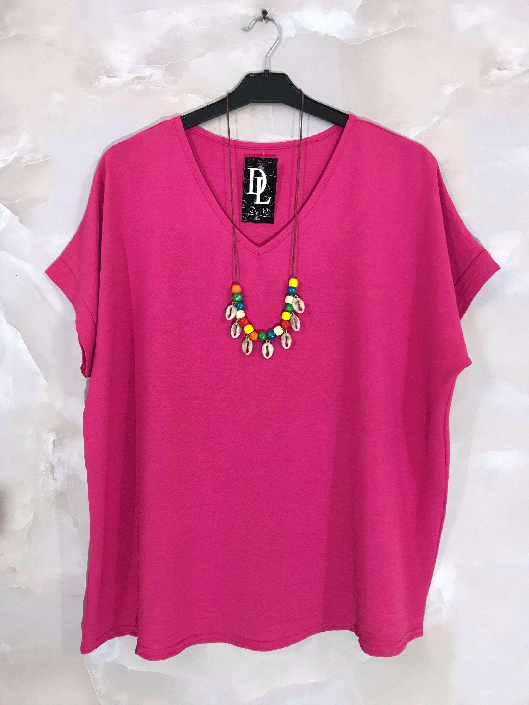 V-neck top with necklace i Stor Storlek