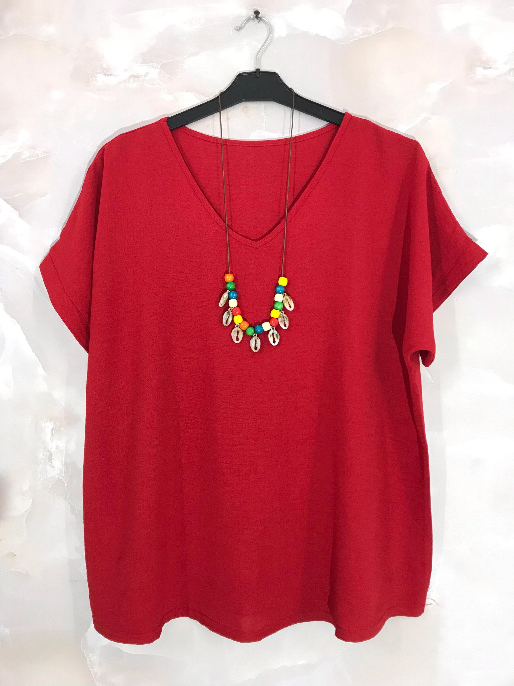 V-neck top with necklace i Stor Storlek