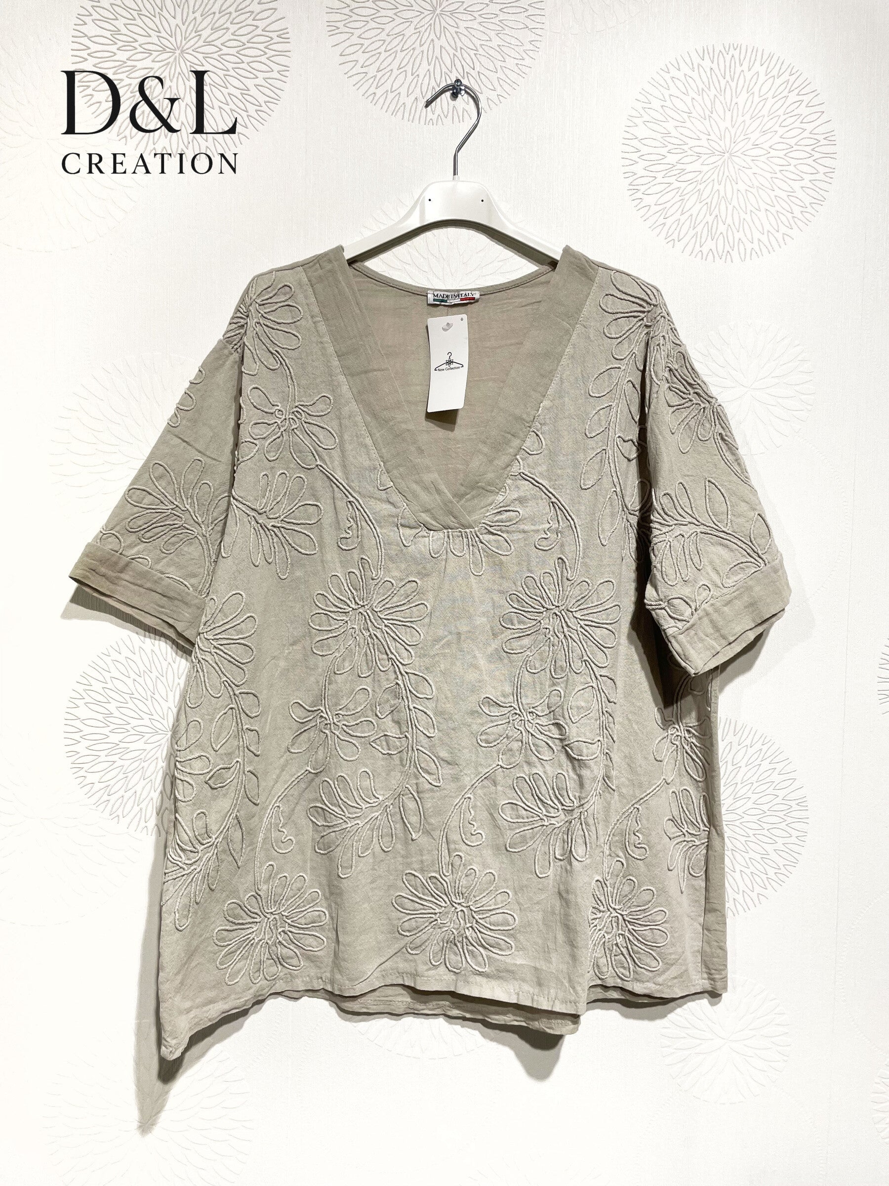 V -neck top with flower embroidery T40 to T48 i Stor Storlek