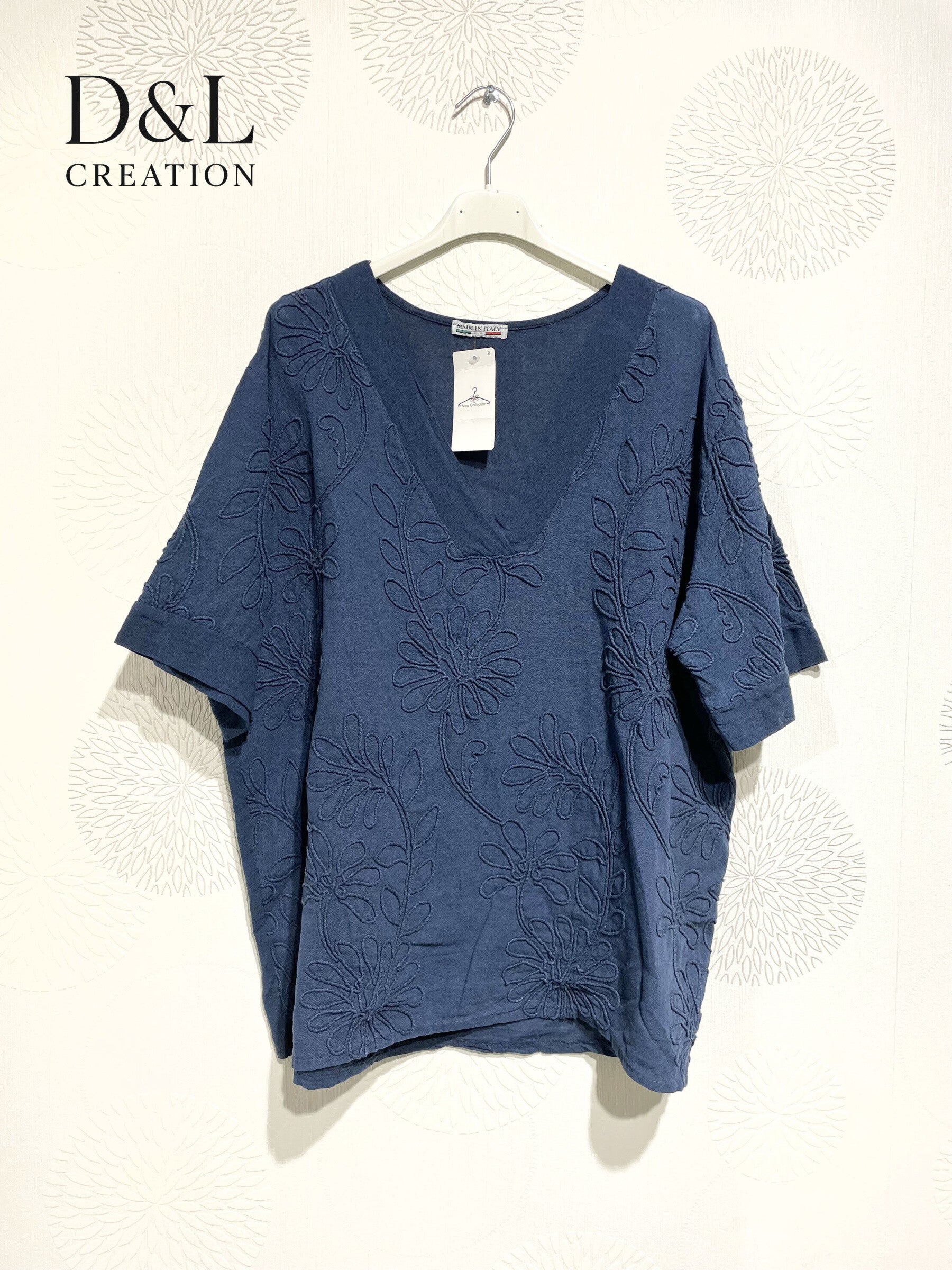 V -neck top with flower embroidery T40 to T48 i Stor Storlek