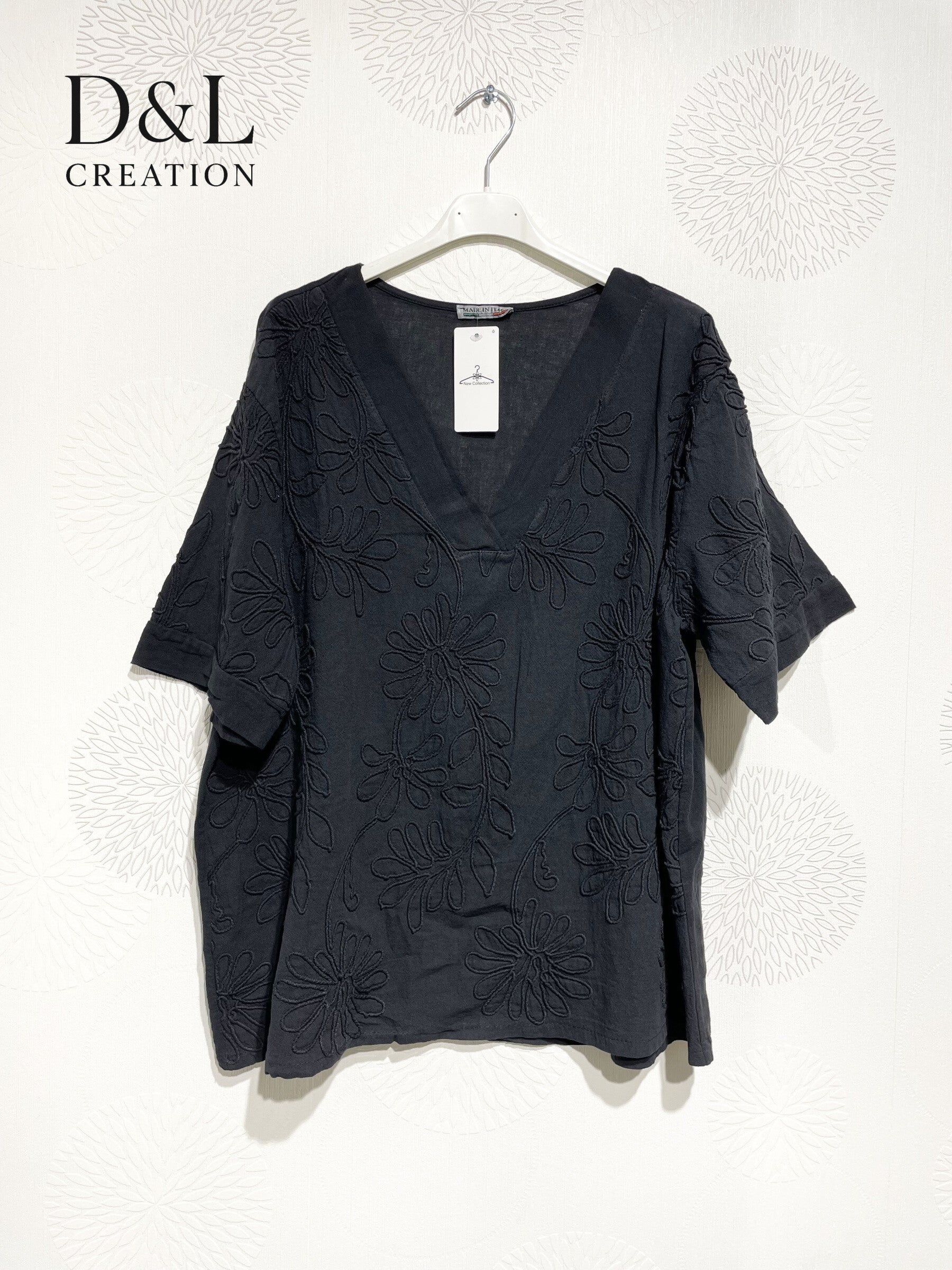 V-ringad topp med blommig broderi T40 till T48 i Stor Storlek