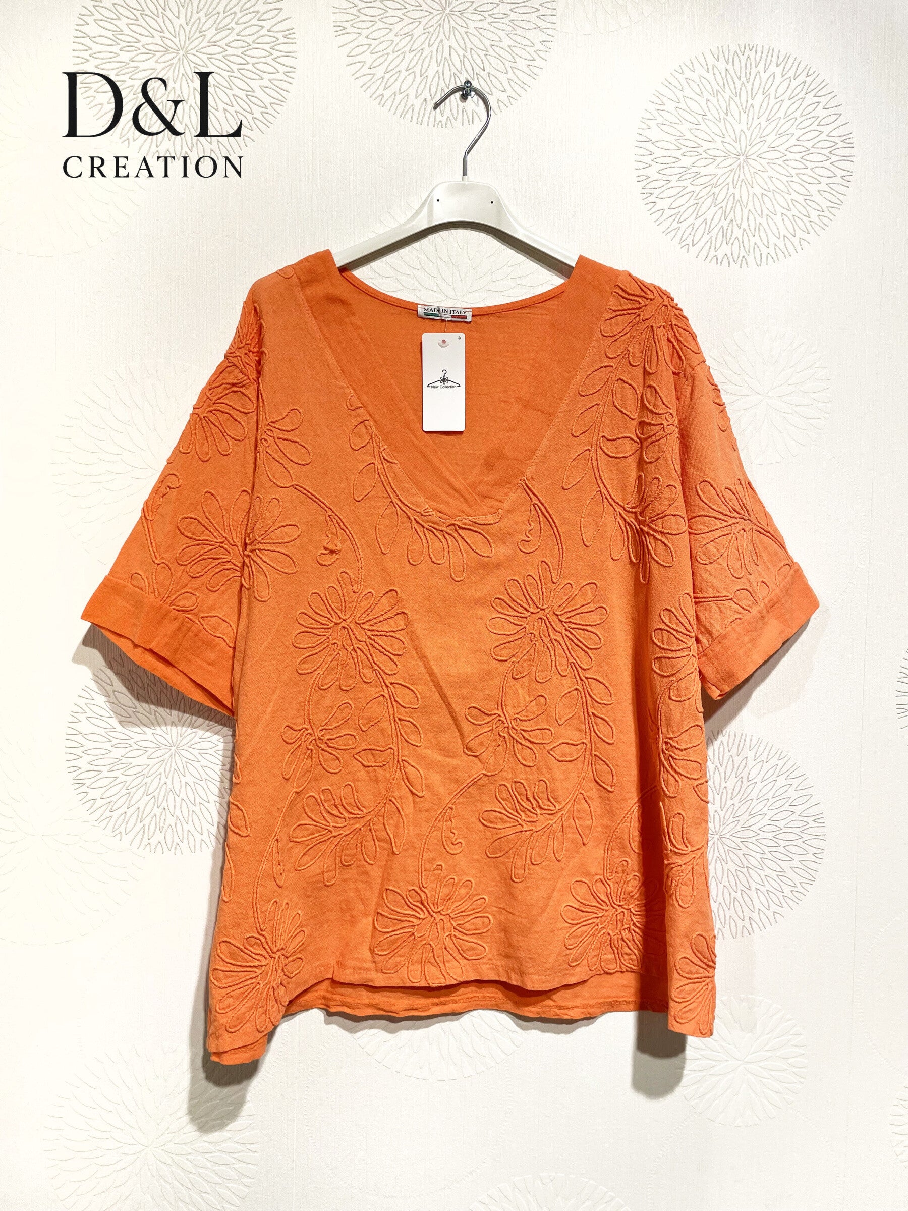 V -neck top with flower embroidery T40 to T48 i Stor Storlek