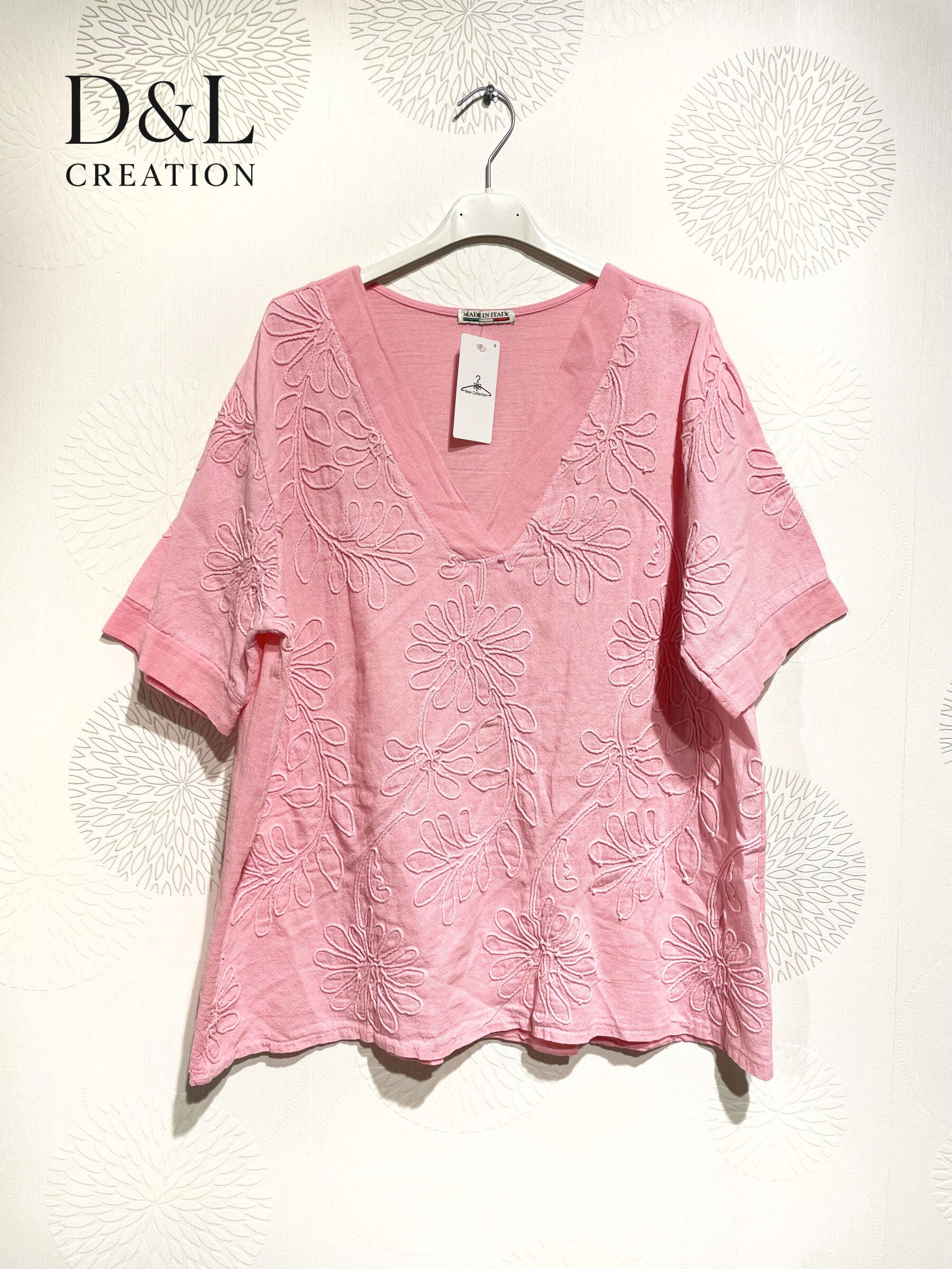 V -neck top with flower embroidery T40 to T48 i Stor Storlek