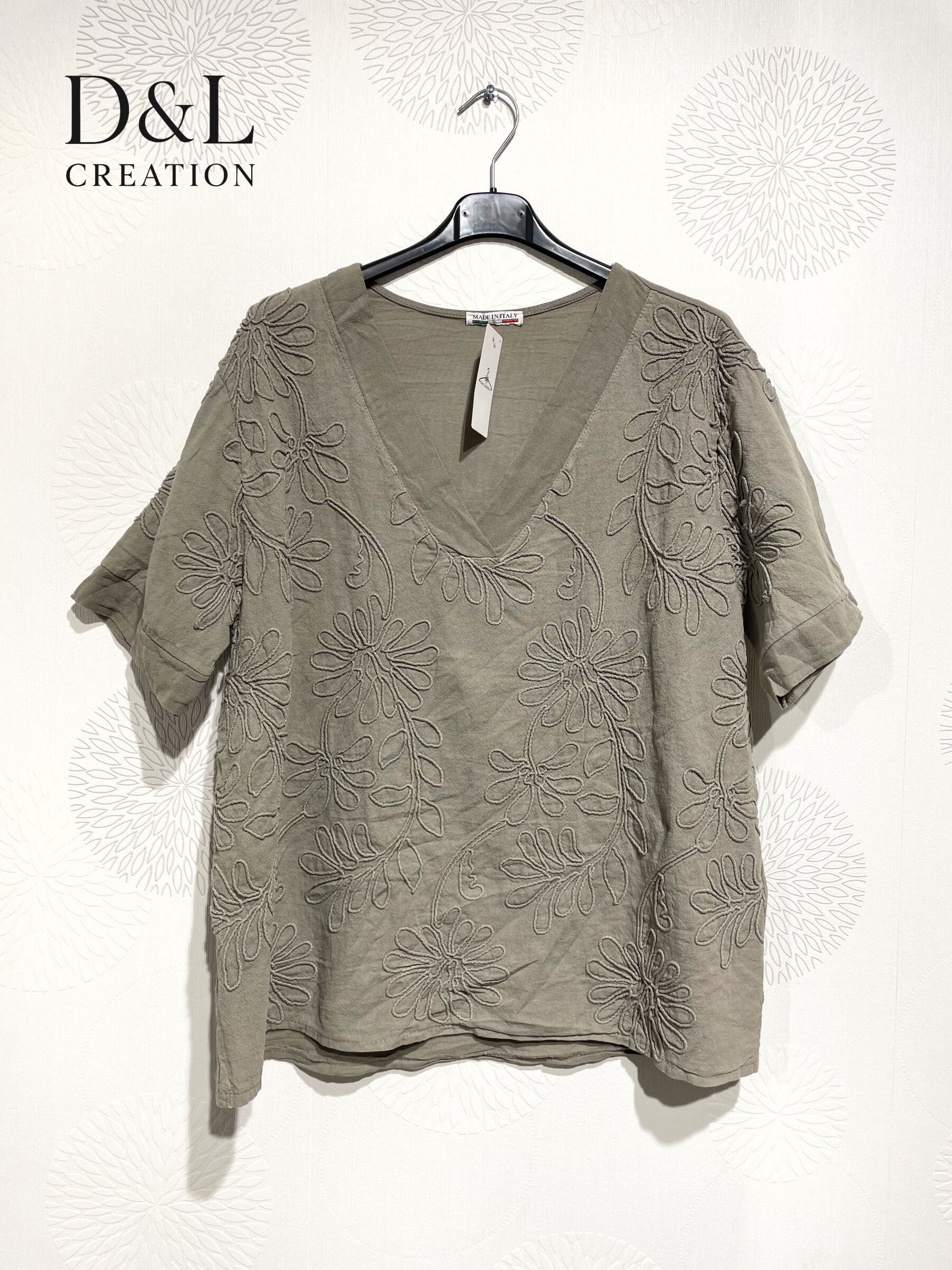 V-ringad topp med blommig broderi T40 till T48 i Stor Storlek